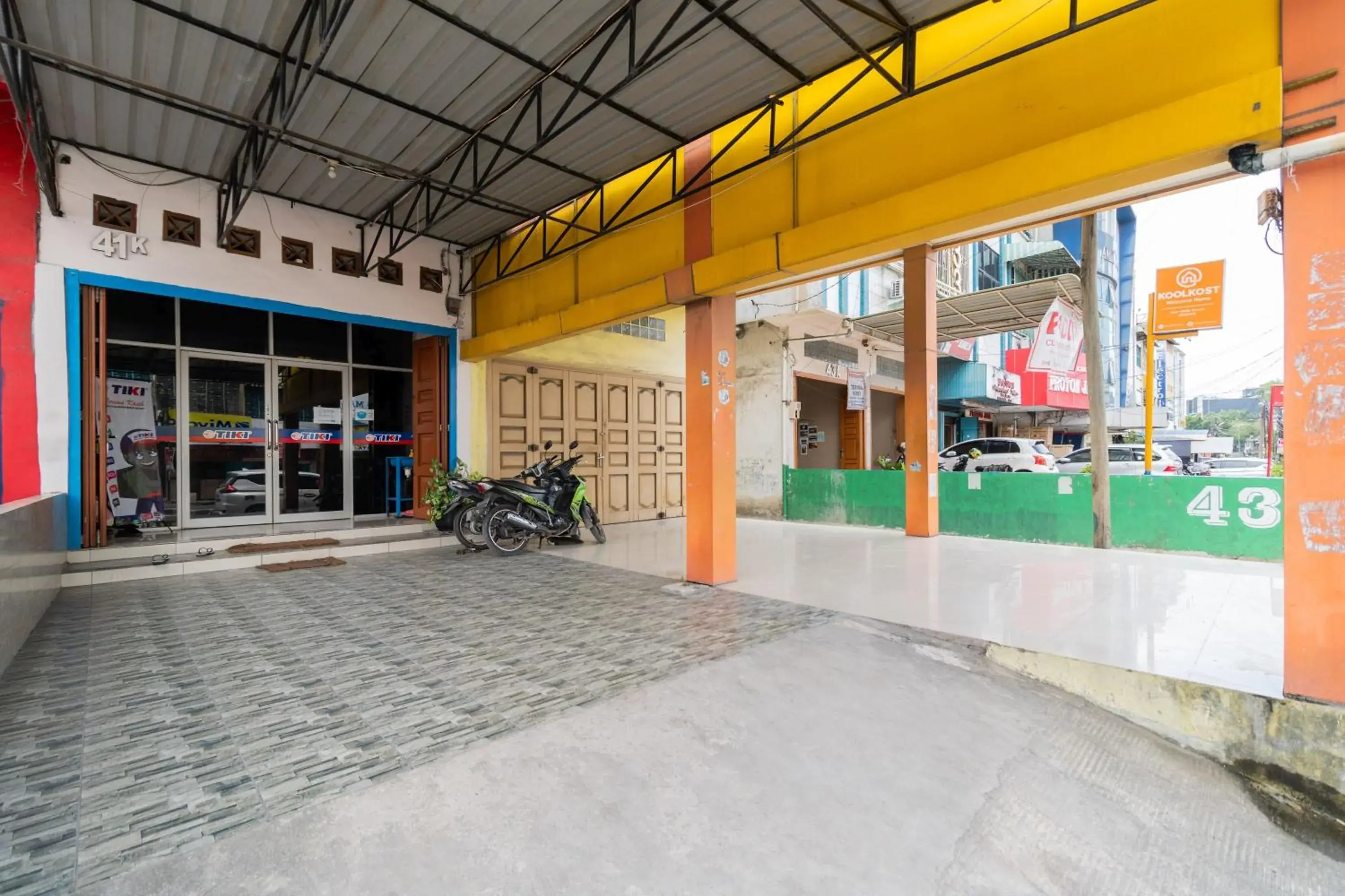 Facade/entrance, Swimming Pool in RedDoorz At Fella Homestay Medan