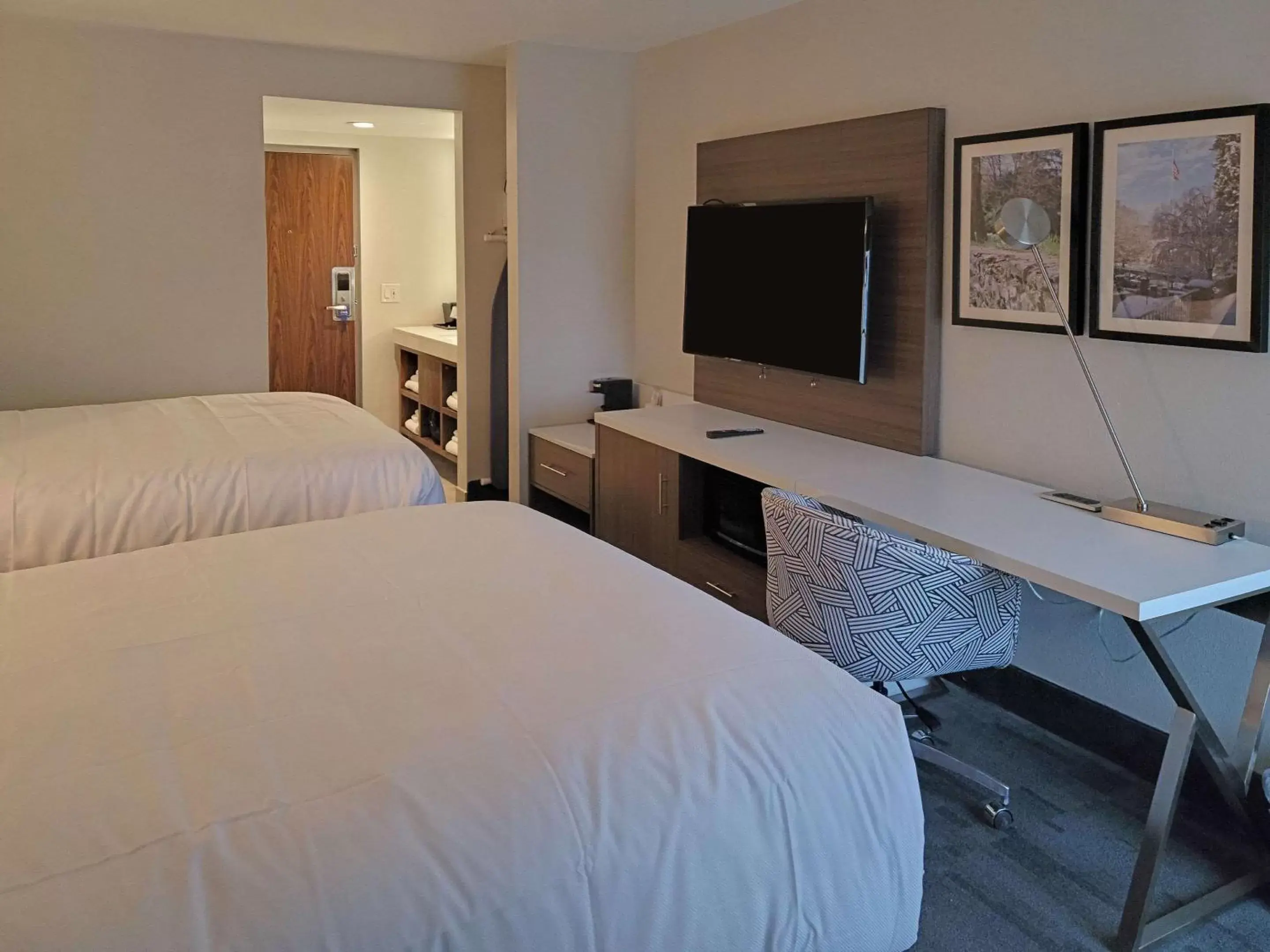 TV and multimedia, Bed in Comfort Inn & Suites Wyomissing - Reading