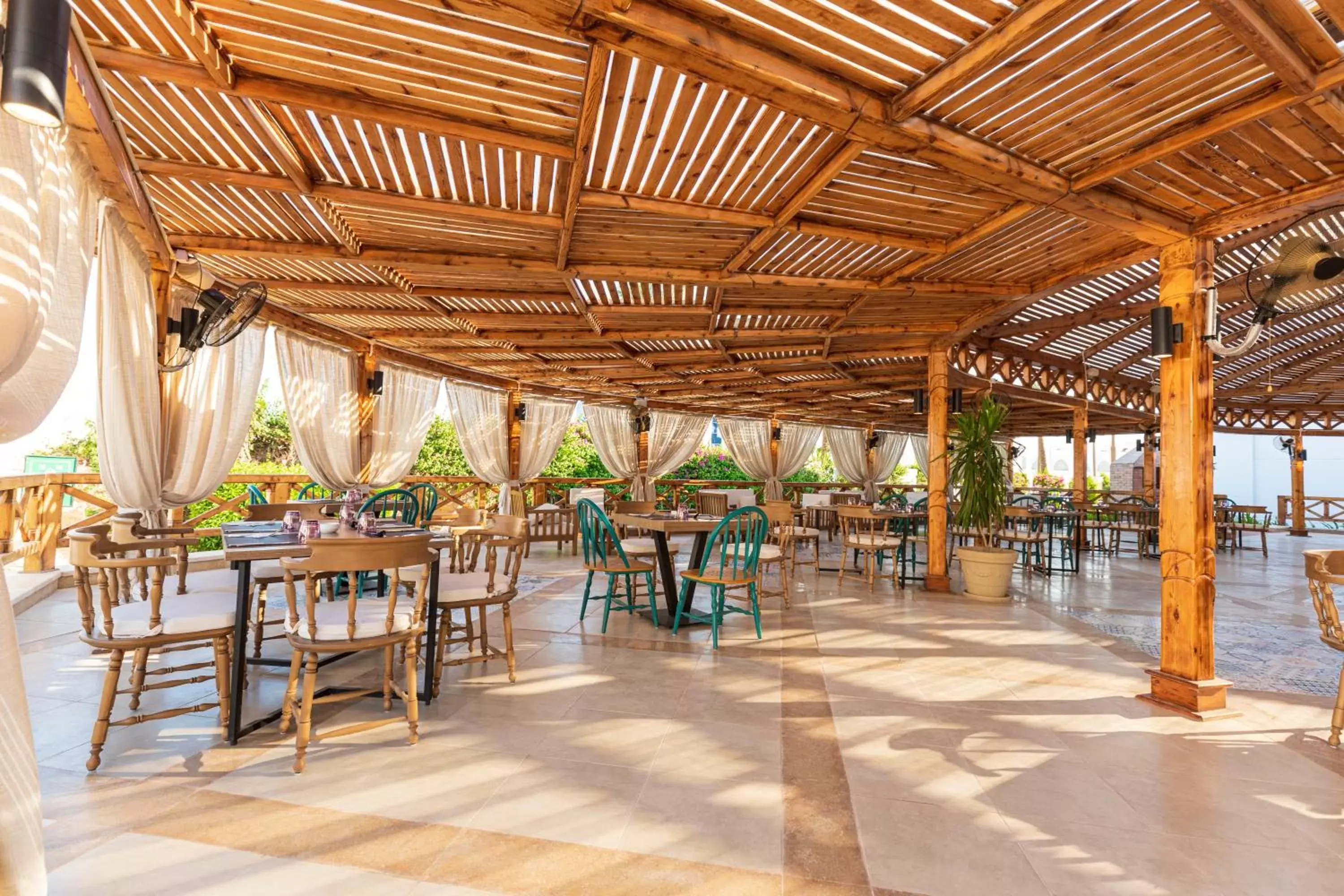 Restaurant/Places to Eat in Sunrise Remal Resort