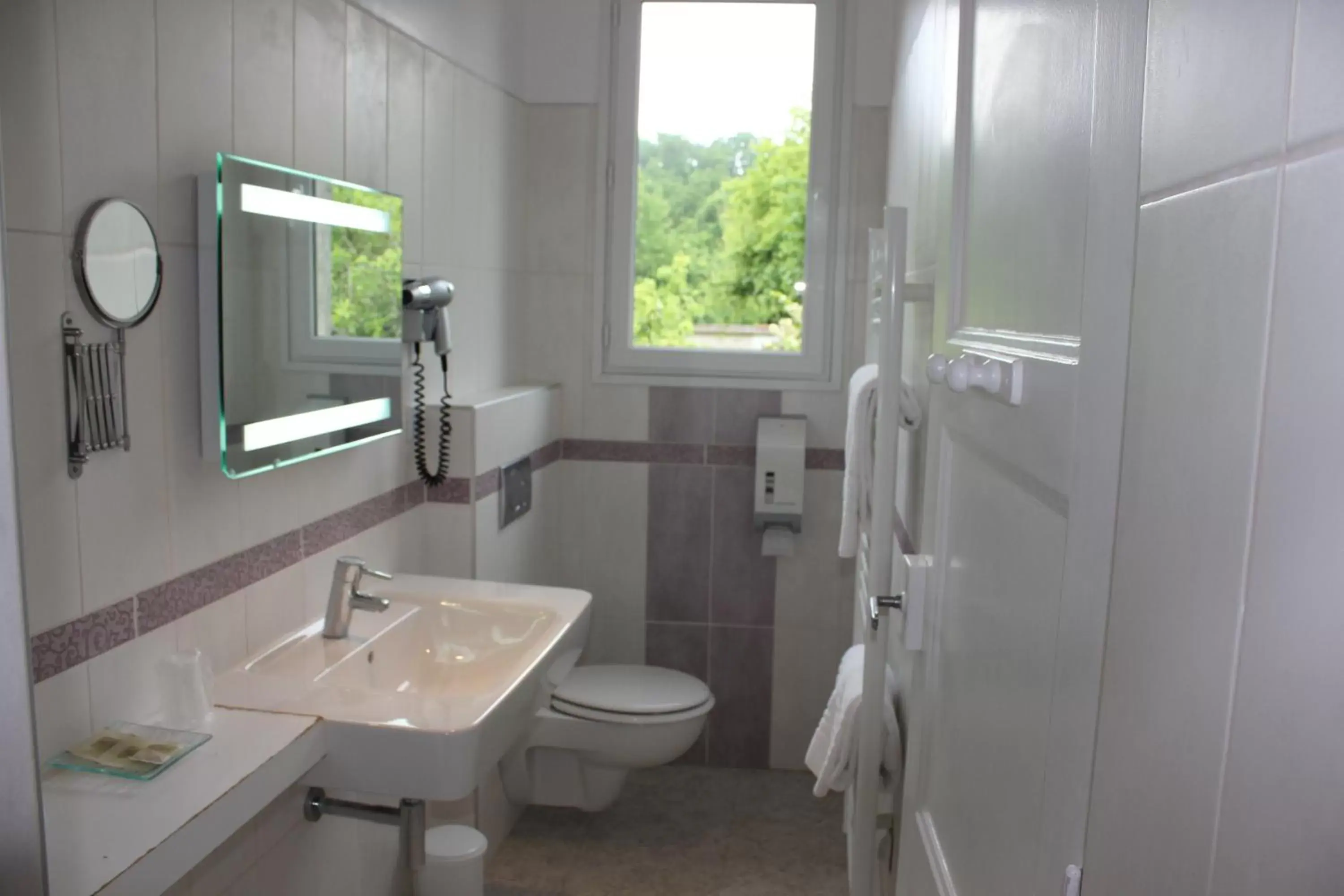 Bathroom in Logis Hotel Le Cerf