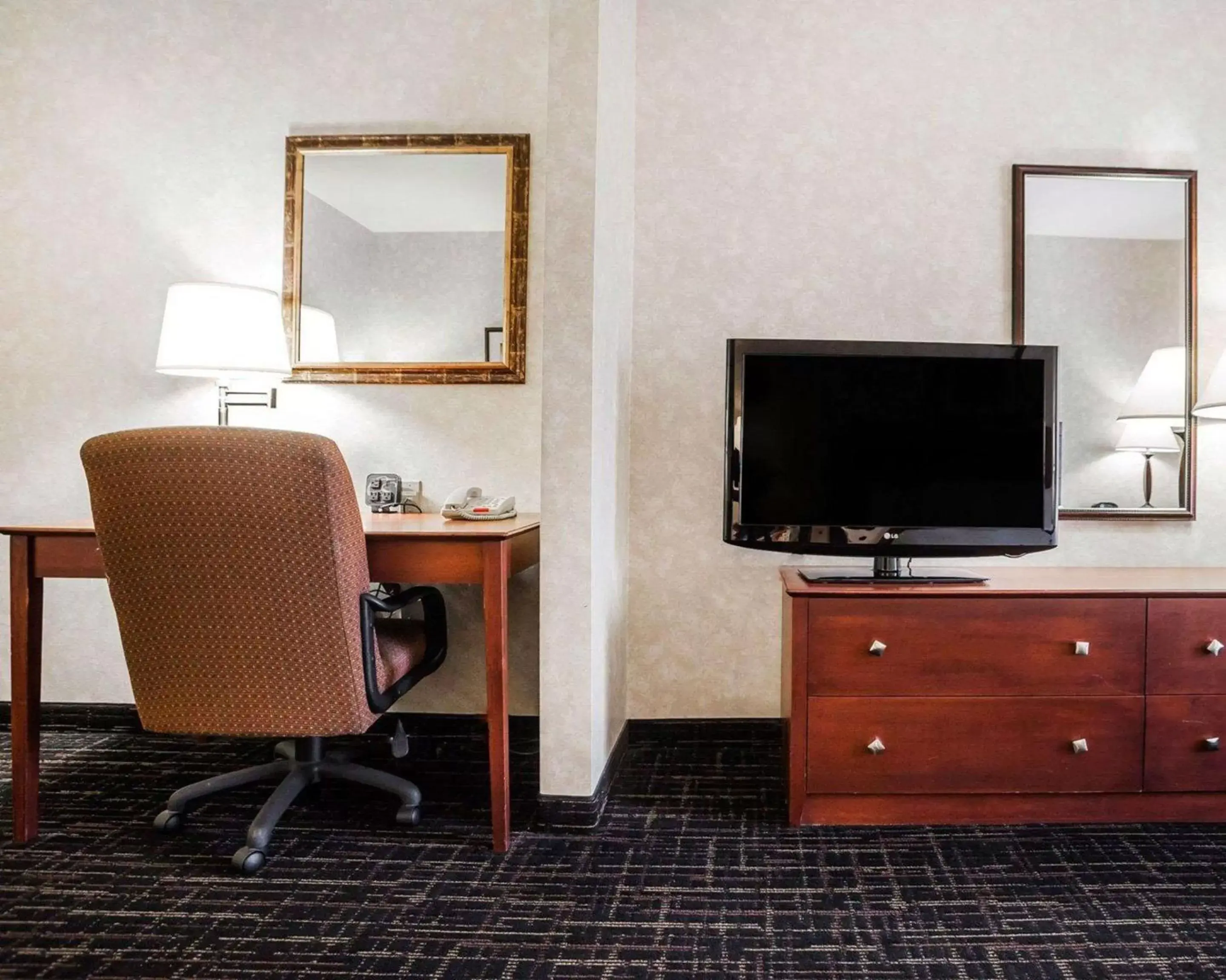 Photo of the whole room, TV/Entertainment Center in Comfort Suites - Independence