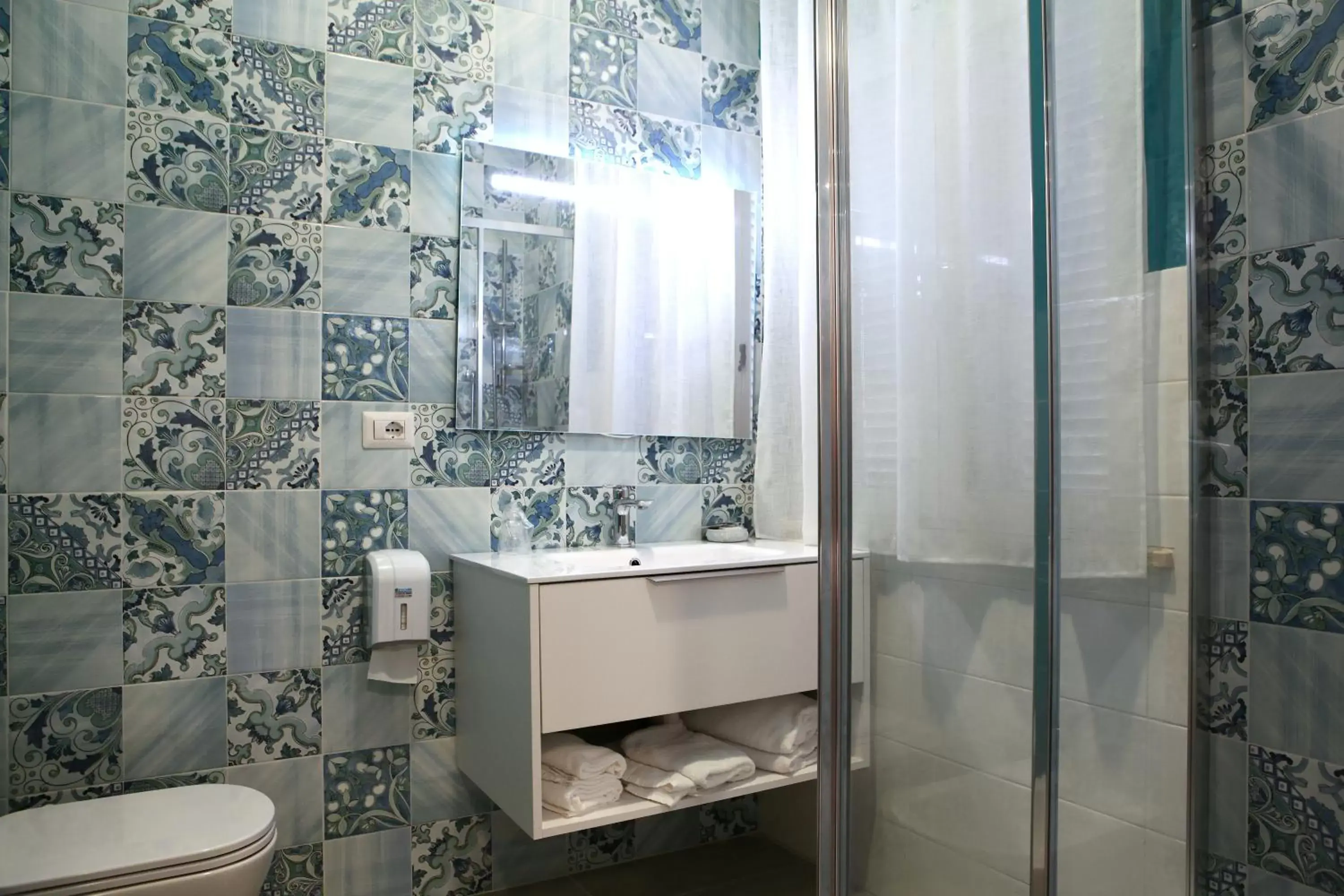 Shower, Bathroom in La casa di nonno Giulio