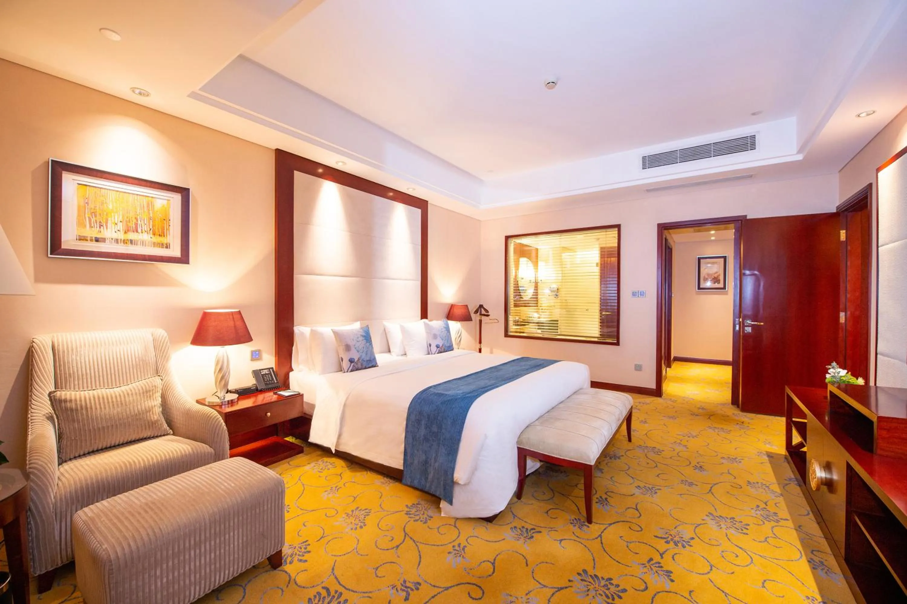 Photo of the whole room, Bed in Howard Johnson Tropical Garden Plaza Kunming