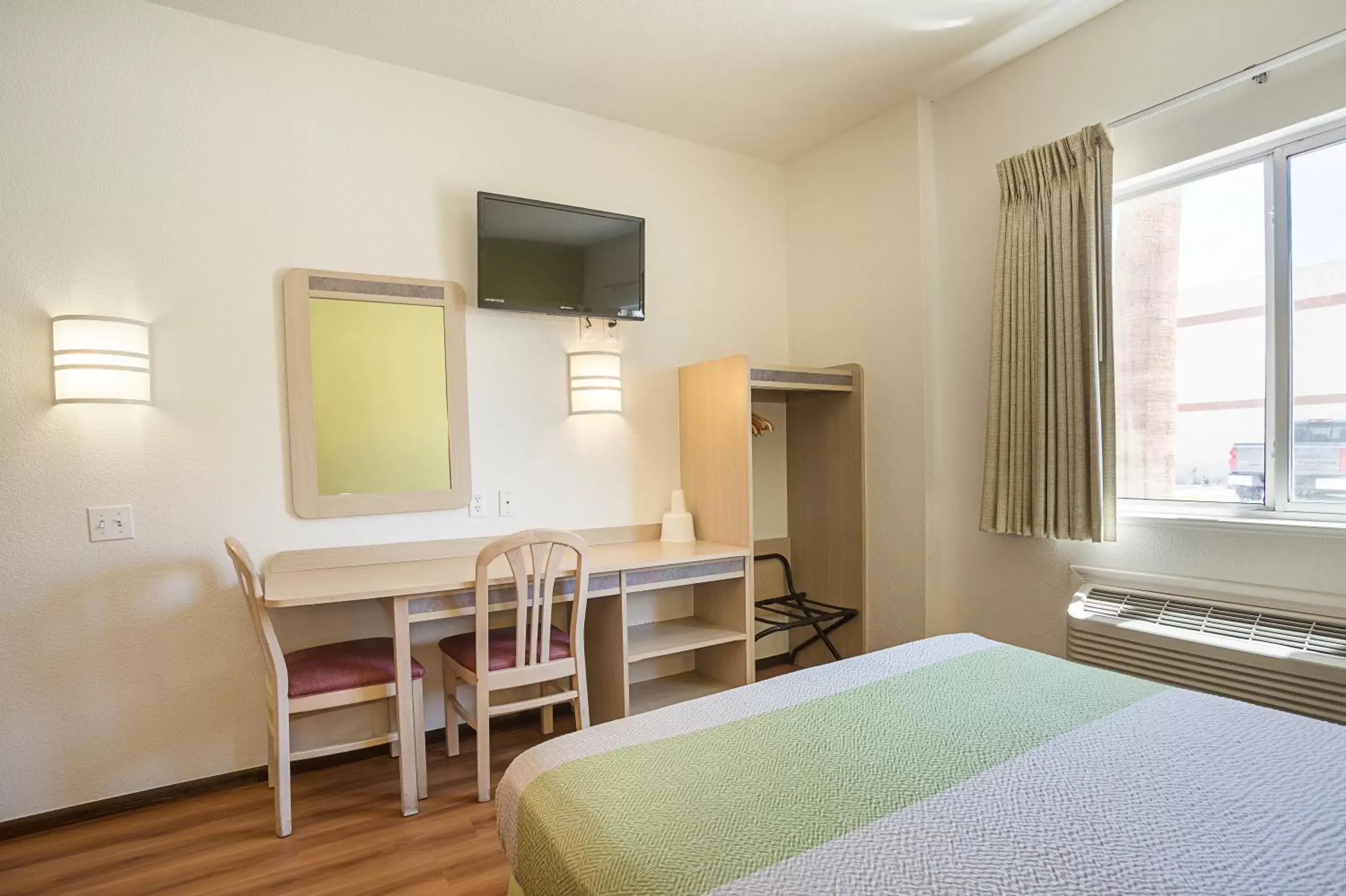 TV and multimedia, Bed in Lakeside Inn Lake Havasu City TV and multimedia, Bed in Lakeside Inn Lake Havasu City