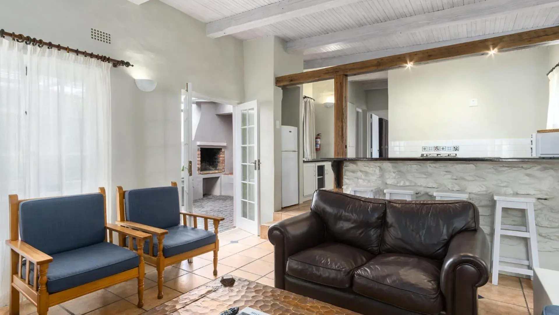 Kitchen or kitchenette, Seating Area in Blue Bay Lodge