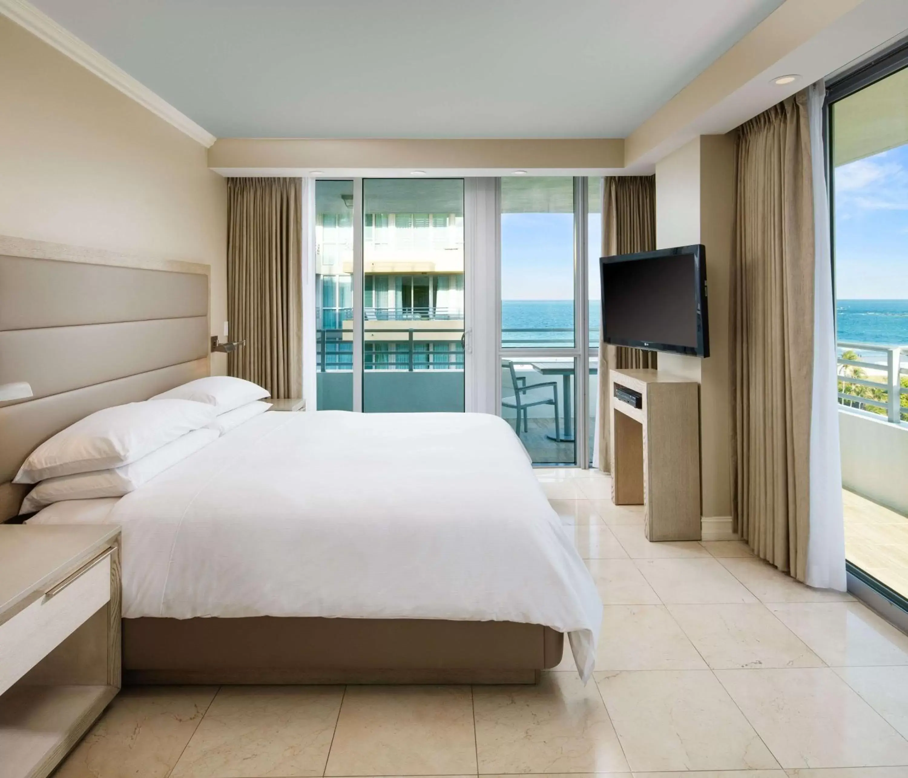 Bed in Hilton Bentley Miami/South Beach