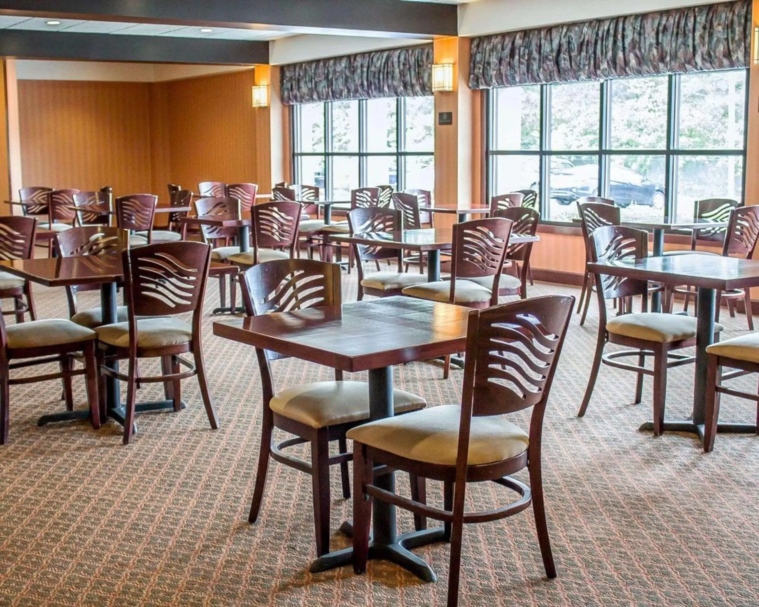 Restaurant/Places to Eat in Norwood Inn & Suites Columbus