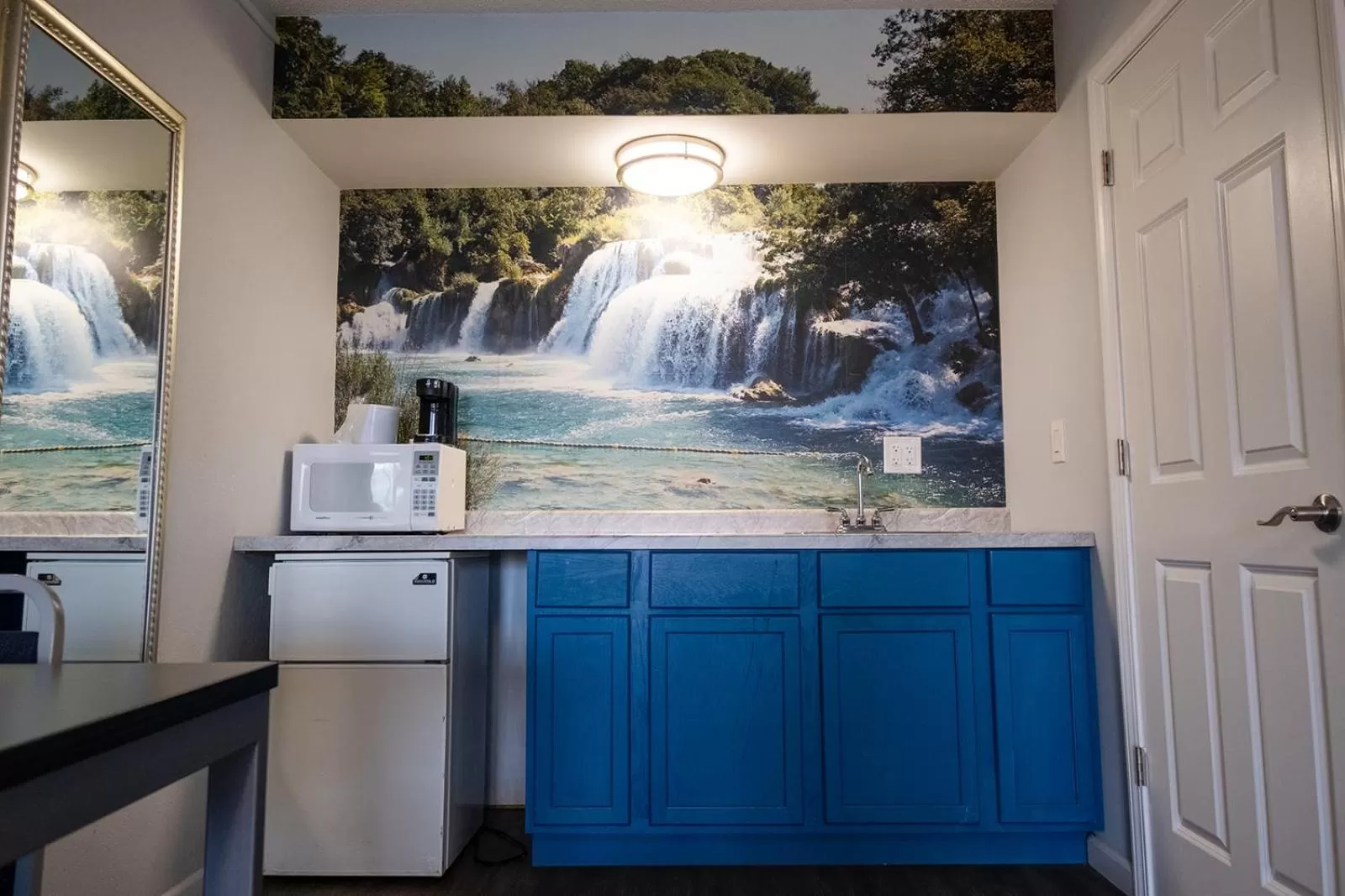 Kitchen or kitchenette in Envi Boutique Hotel Henderson-Evansville South