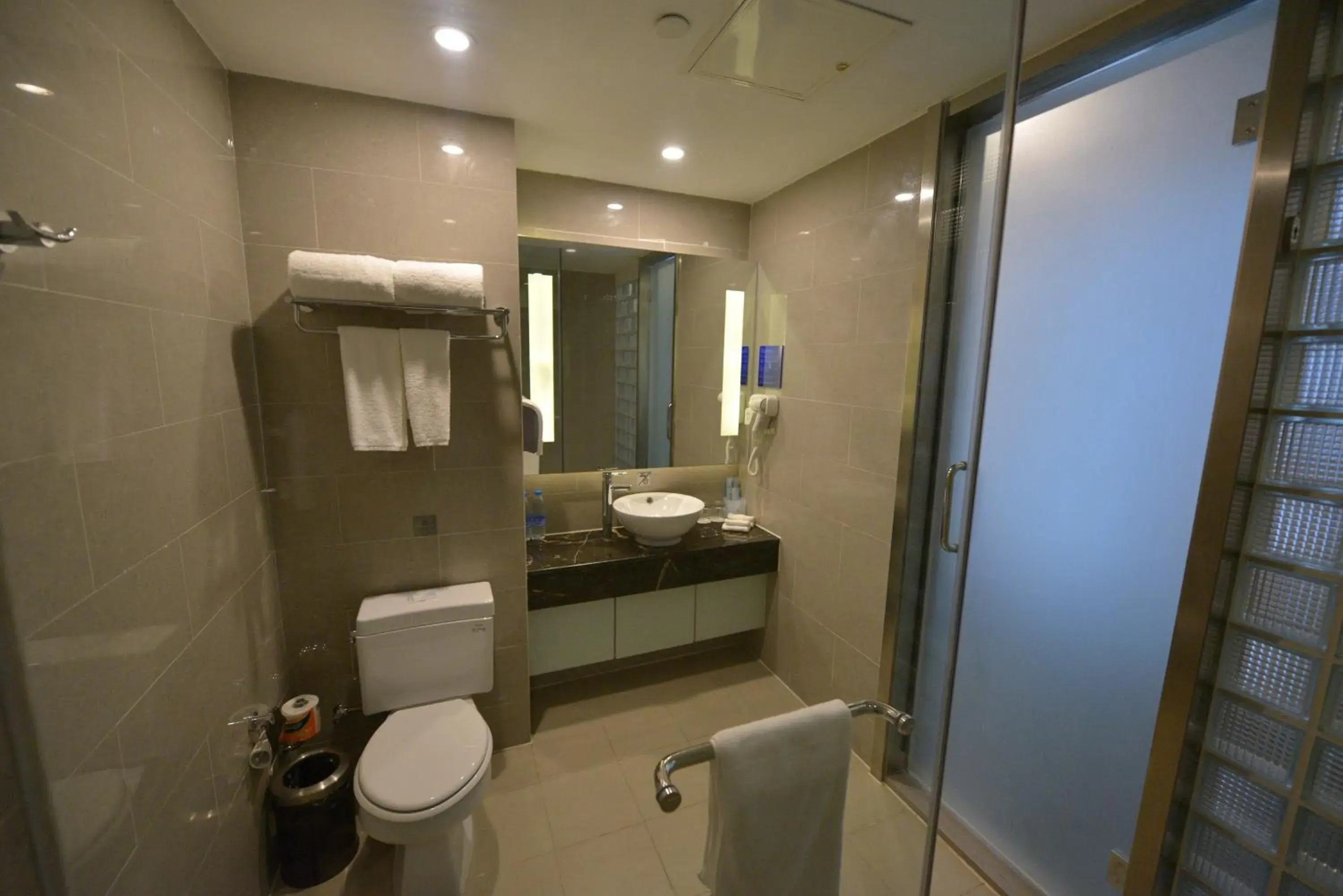 Toilet, Bathroom in Holiday Inn Express Weihai Hi-Tech Zone, an IHG Hotel