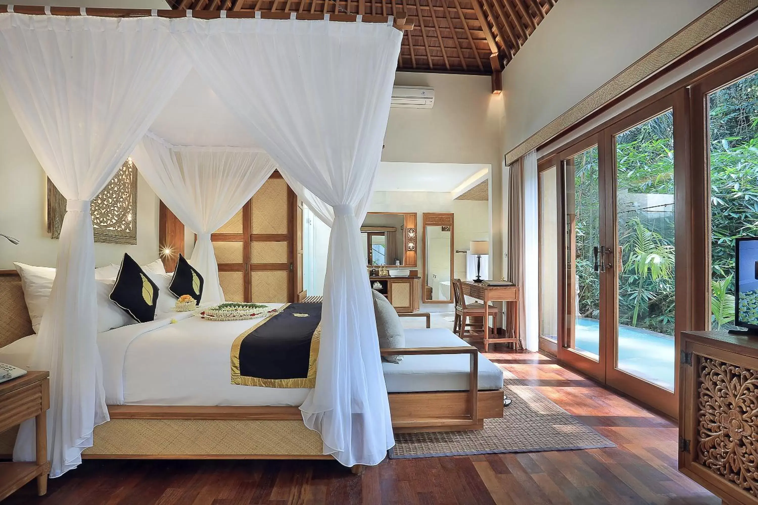 Toilet, Bed in The Sankara Suites and Villas by Pramana