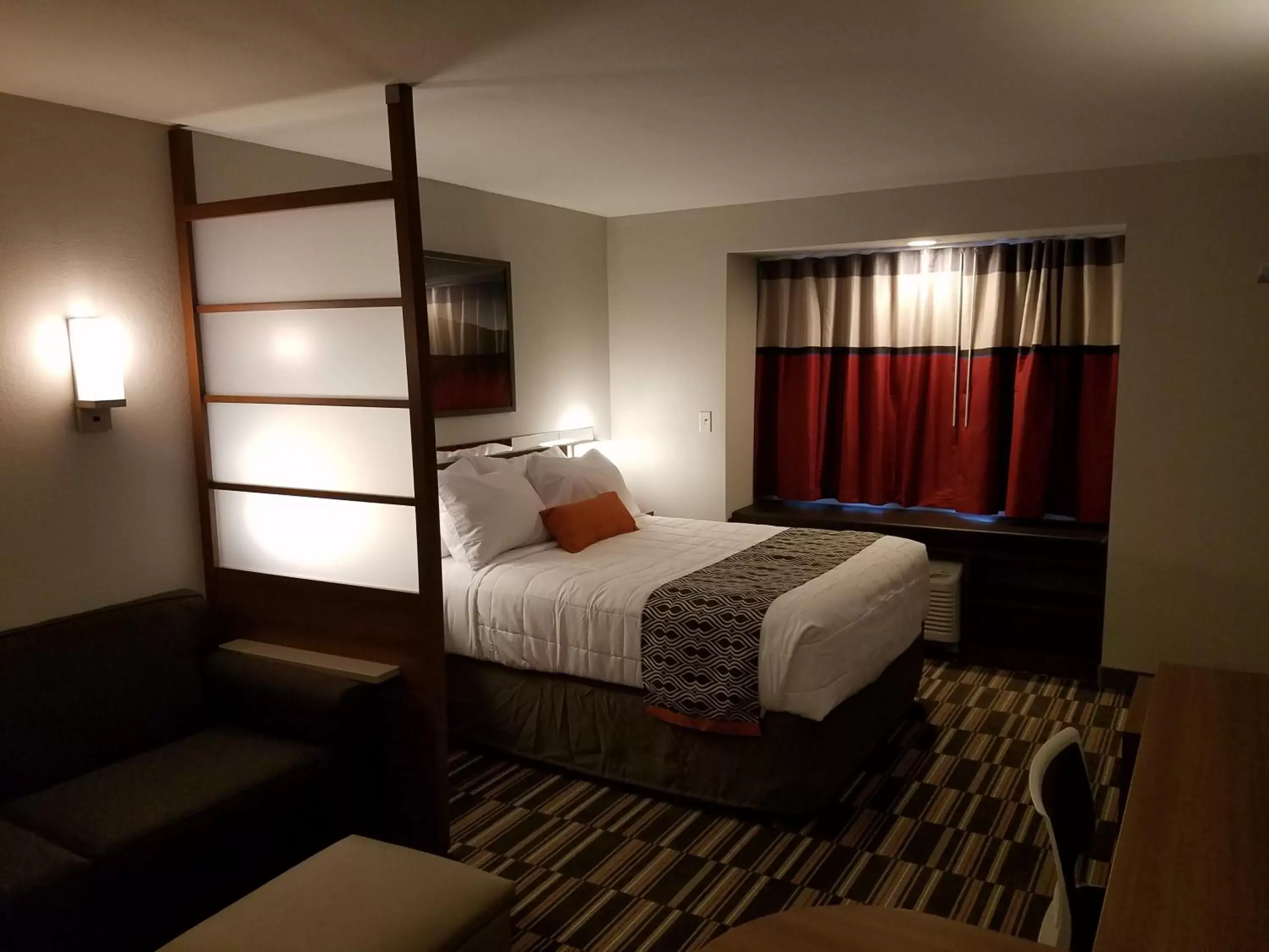 Bed in Microtel Inn & Suites by Wyndham Niagara Falls