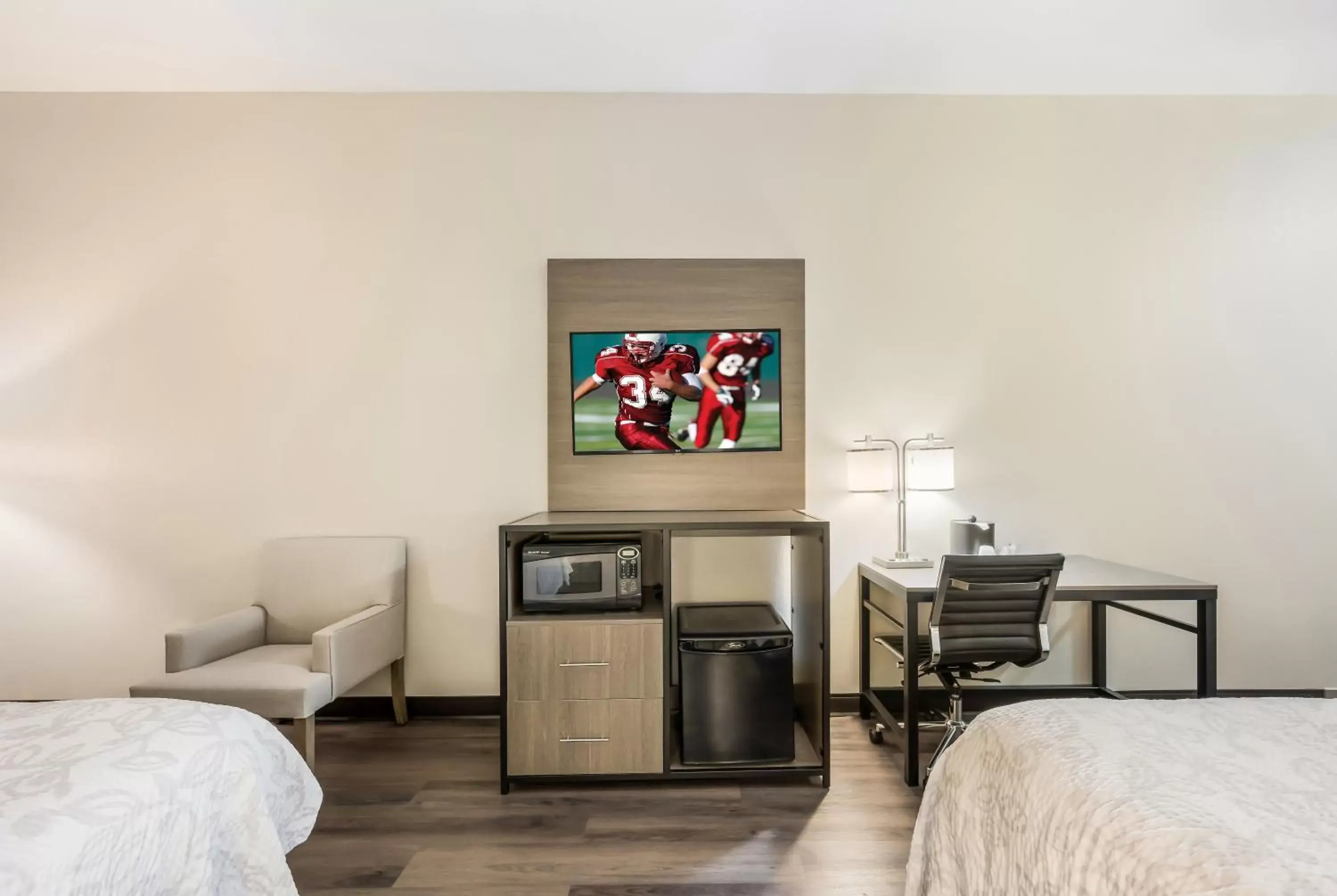 Photo of the whole room, Seating Area in Red Roof Inn PLUS & Suites Birmingham - Bessemer