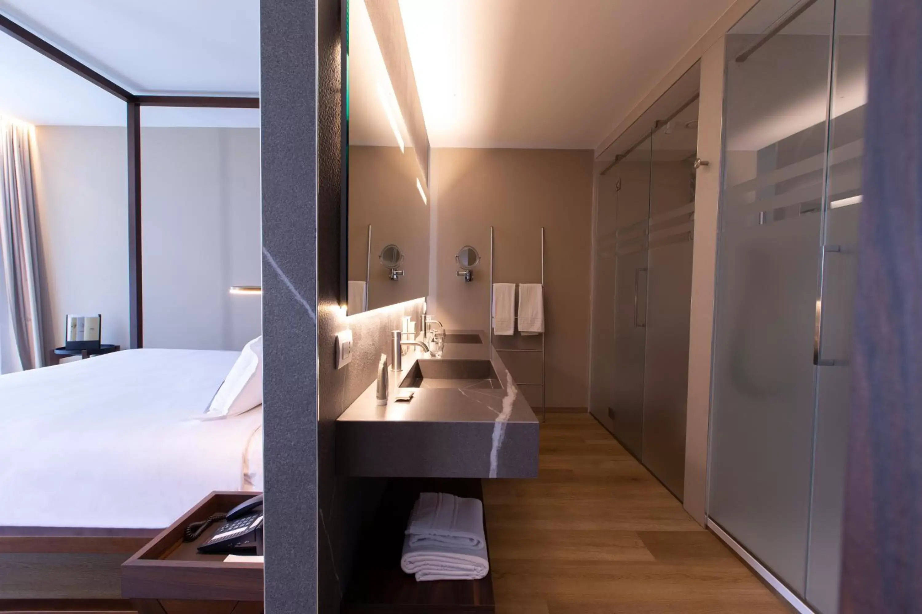 Bathroom, Bed in UNAHOTELS MH Matera