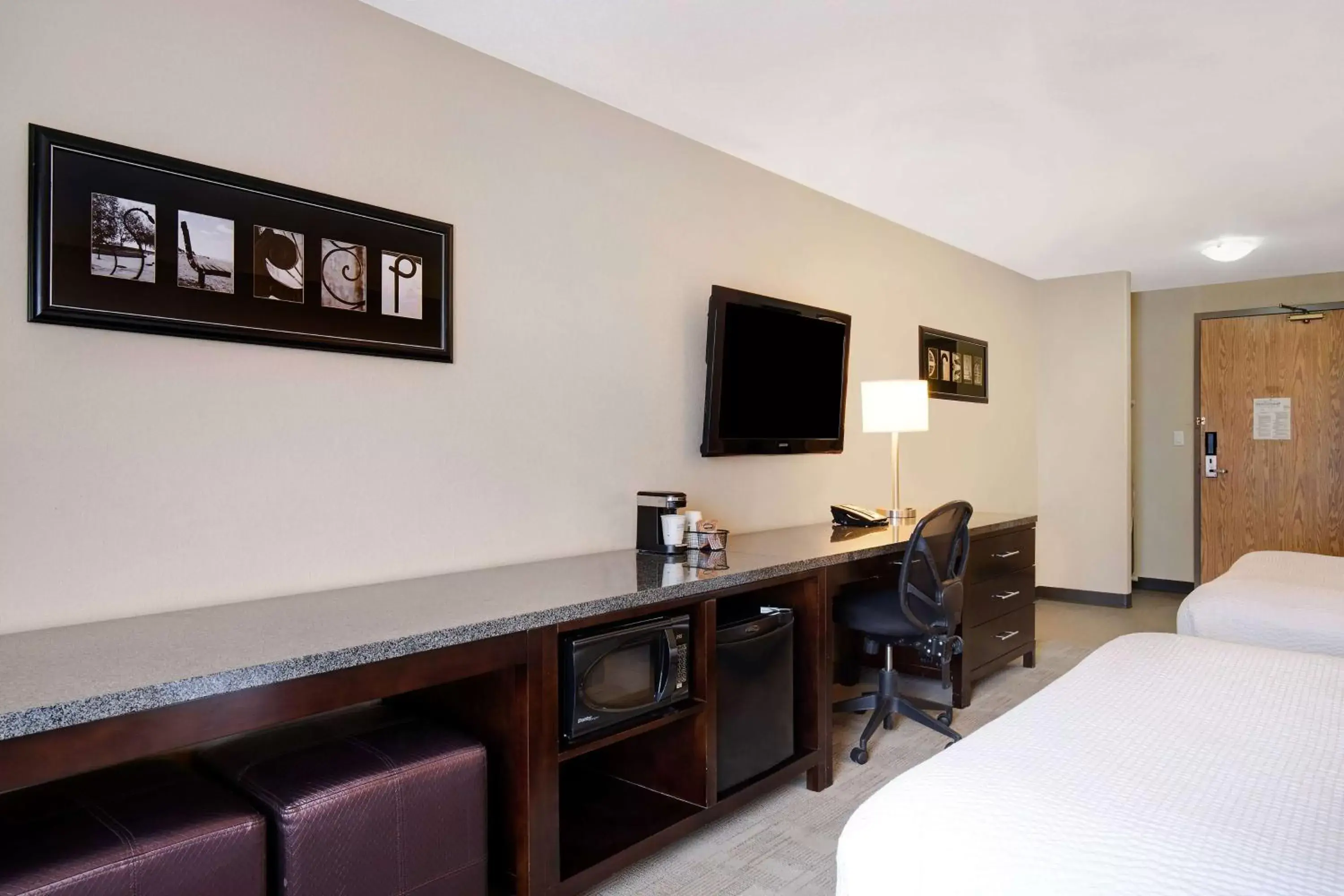 Photo of the whole room, TV/Entertainment Center in Days Inn by Wyndham Medicine Hat