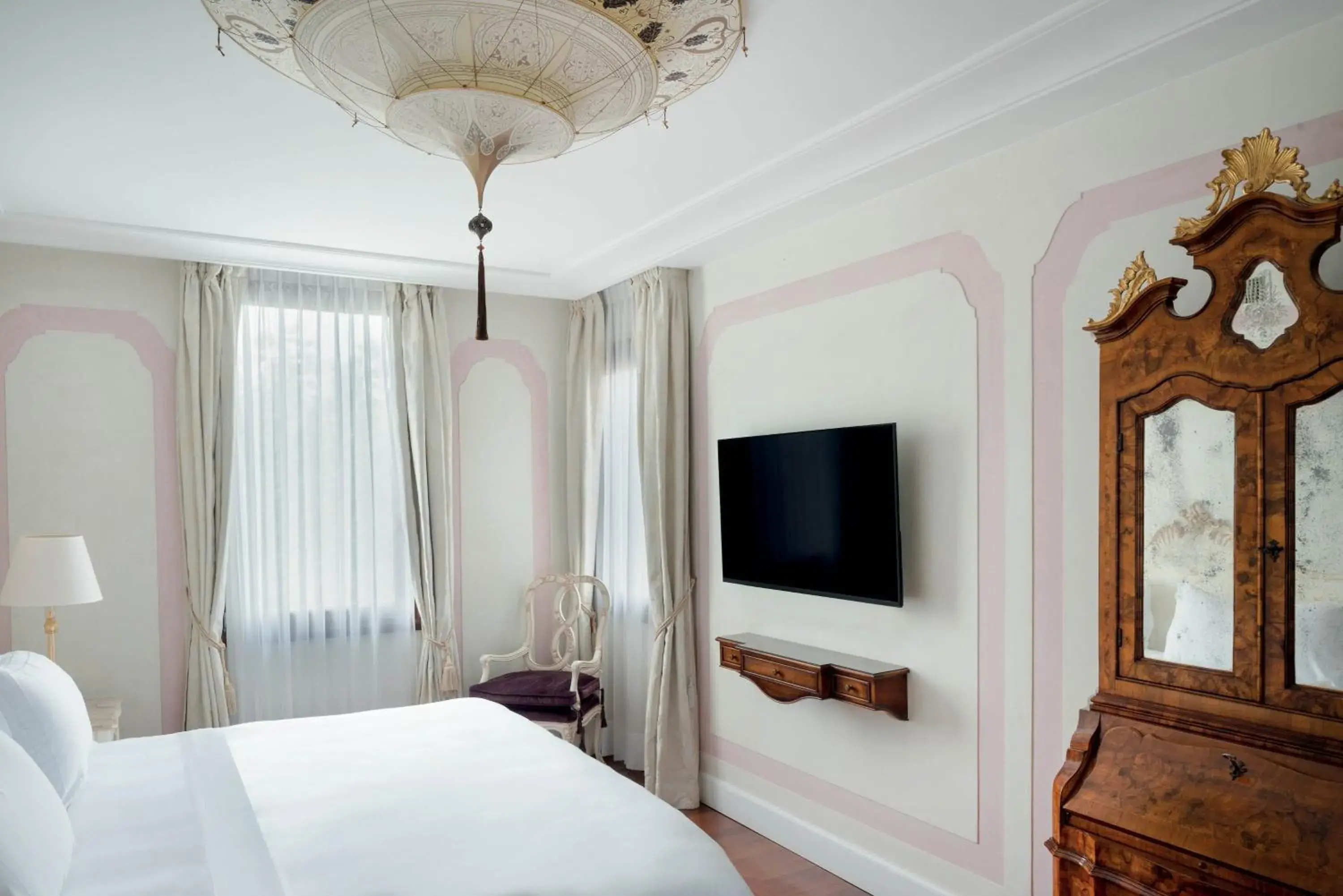 Bedroom, TV/Entertainment Center in Hotel Cipriani, A Belmond Hotel, Venice