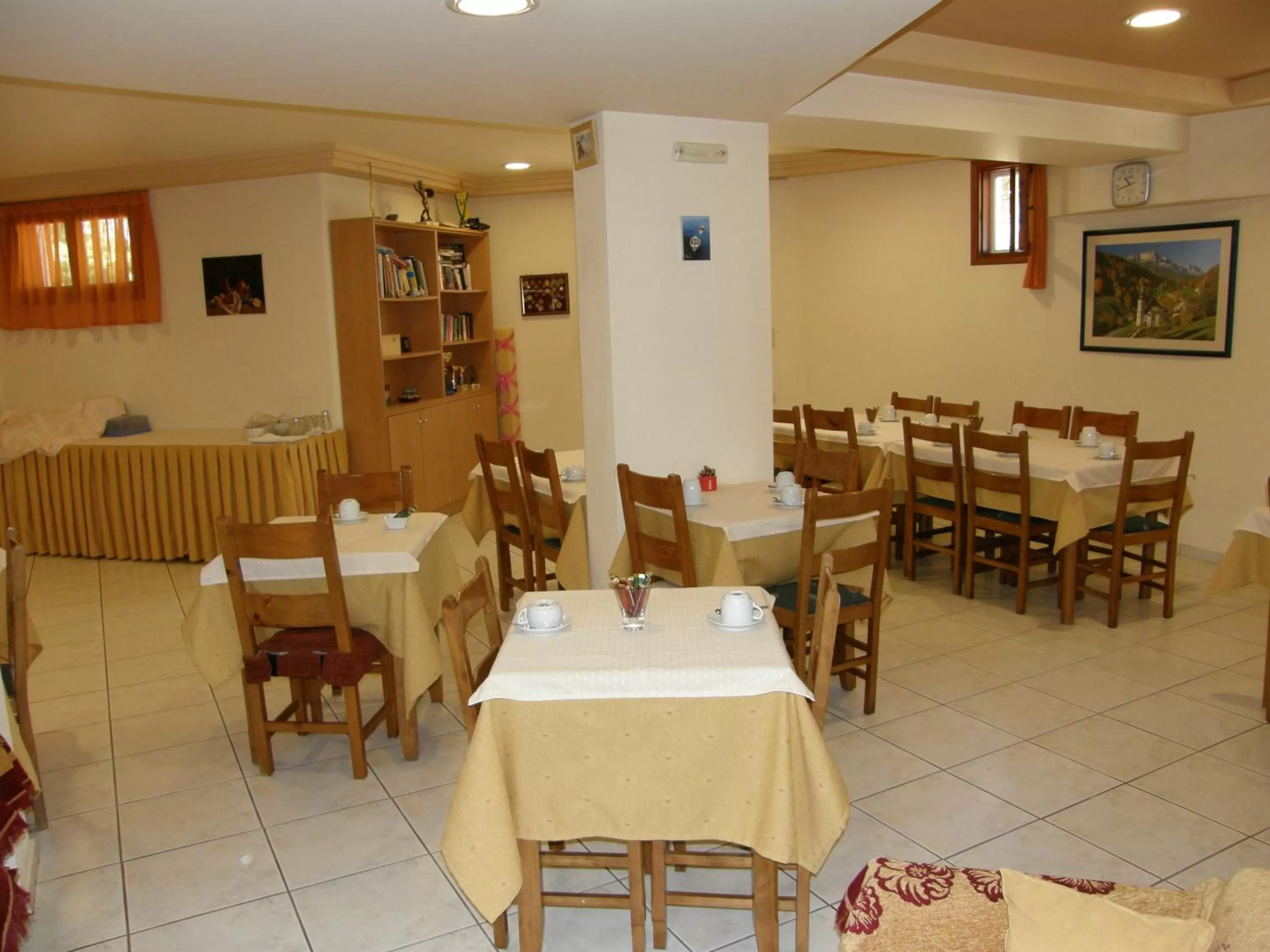 Restaurant/places to eat in Megim Hotel