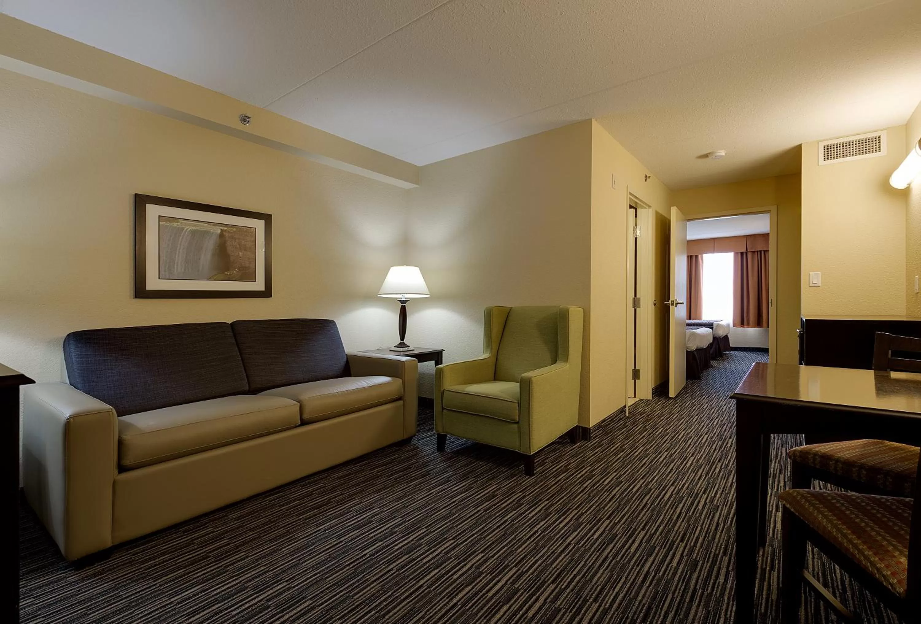 Bed in Country Inn & Suites by Radisson, Niagara Falls, ON