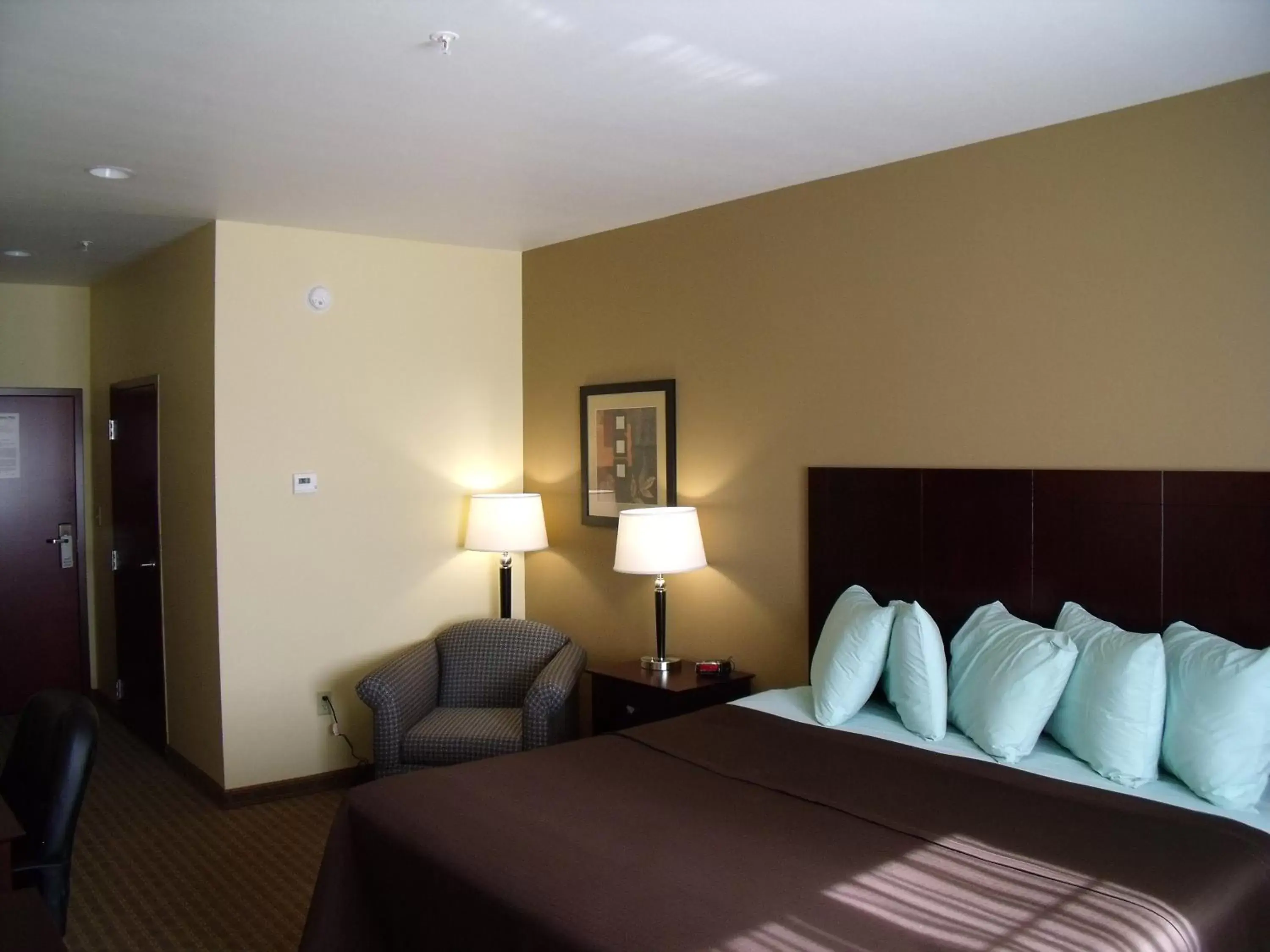 Bed in Irish Inn and Suites Bed in Irish Inn and Suites