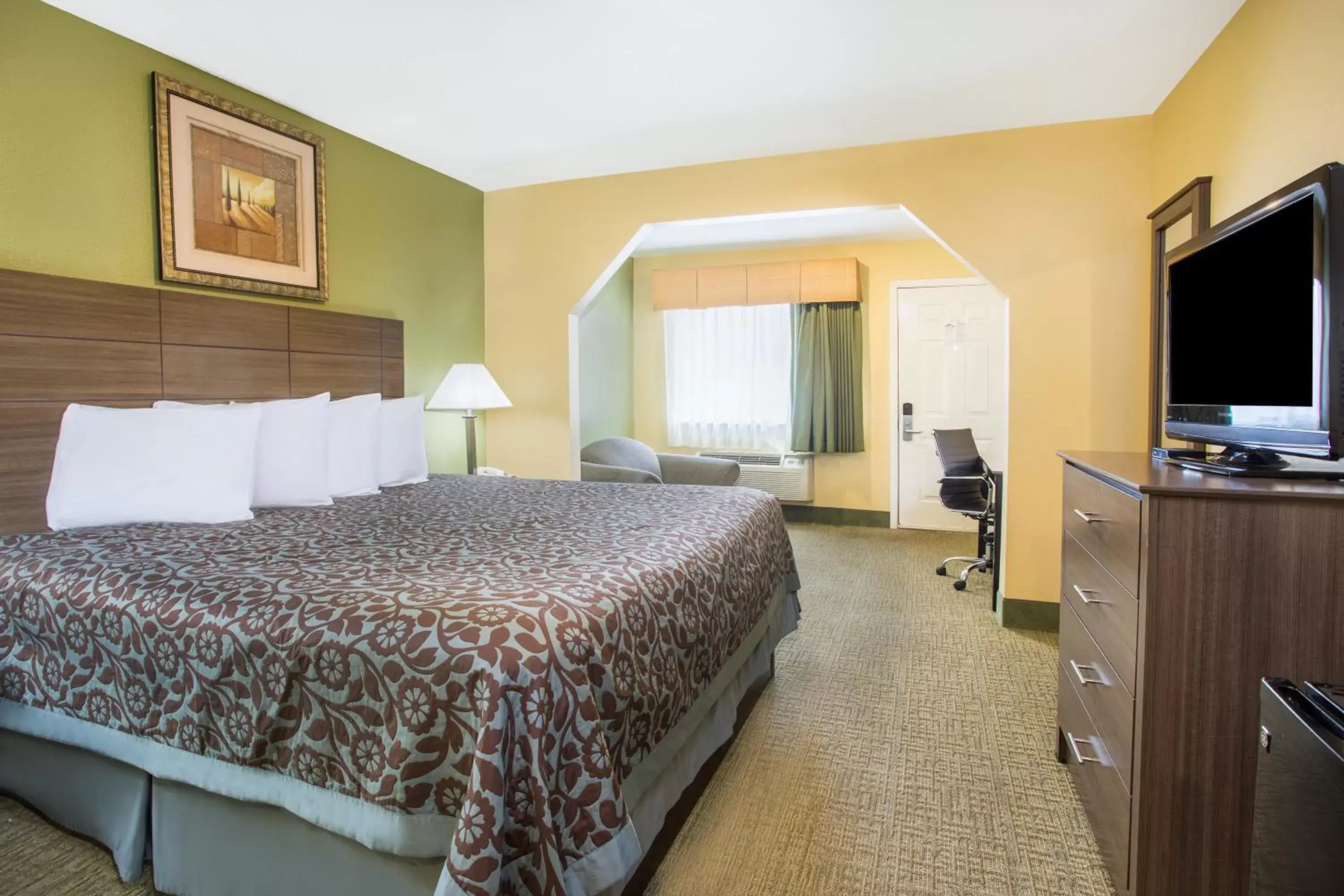 TV and multimedia in Days Inn by Wyndham Abbeville