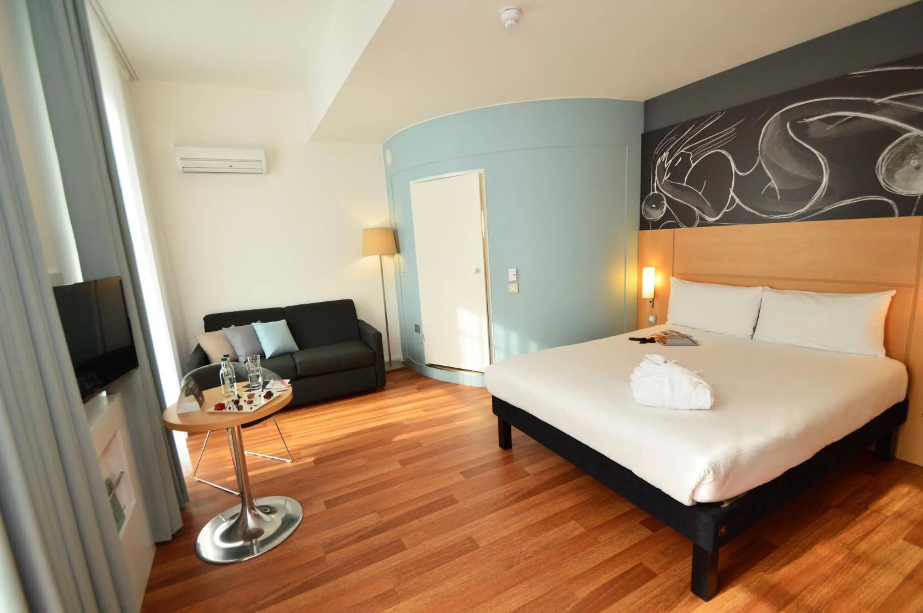 Bedroom, Bed in ibis Edinburgh Centre South Bridge – Royal Mile