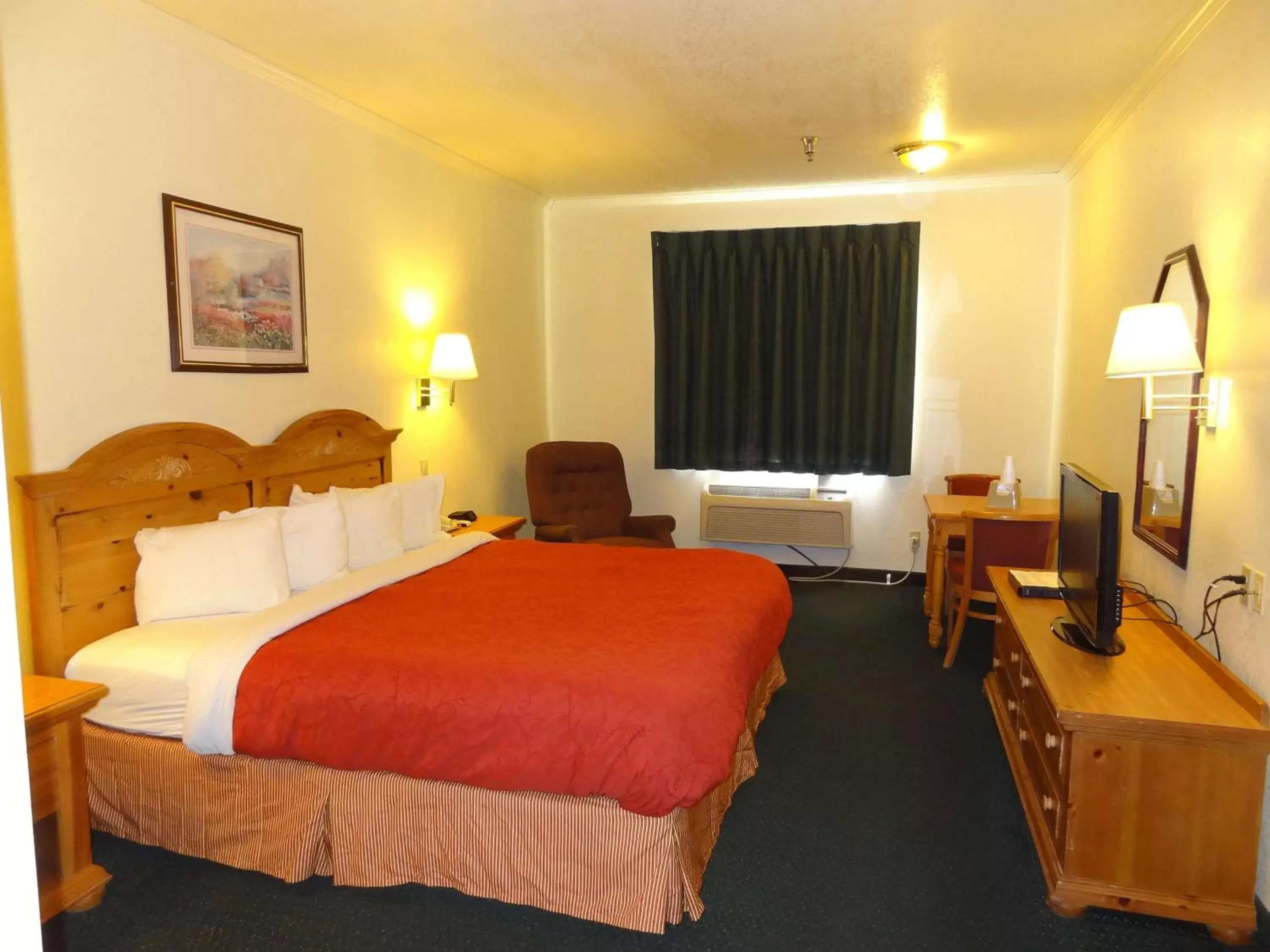 Photo of the whole room, Bed in Portland Inn - Indiana