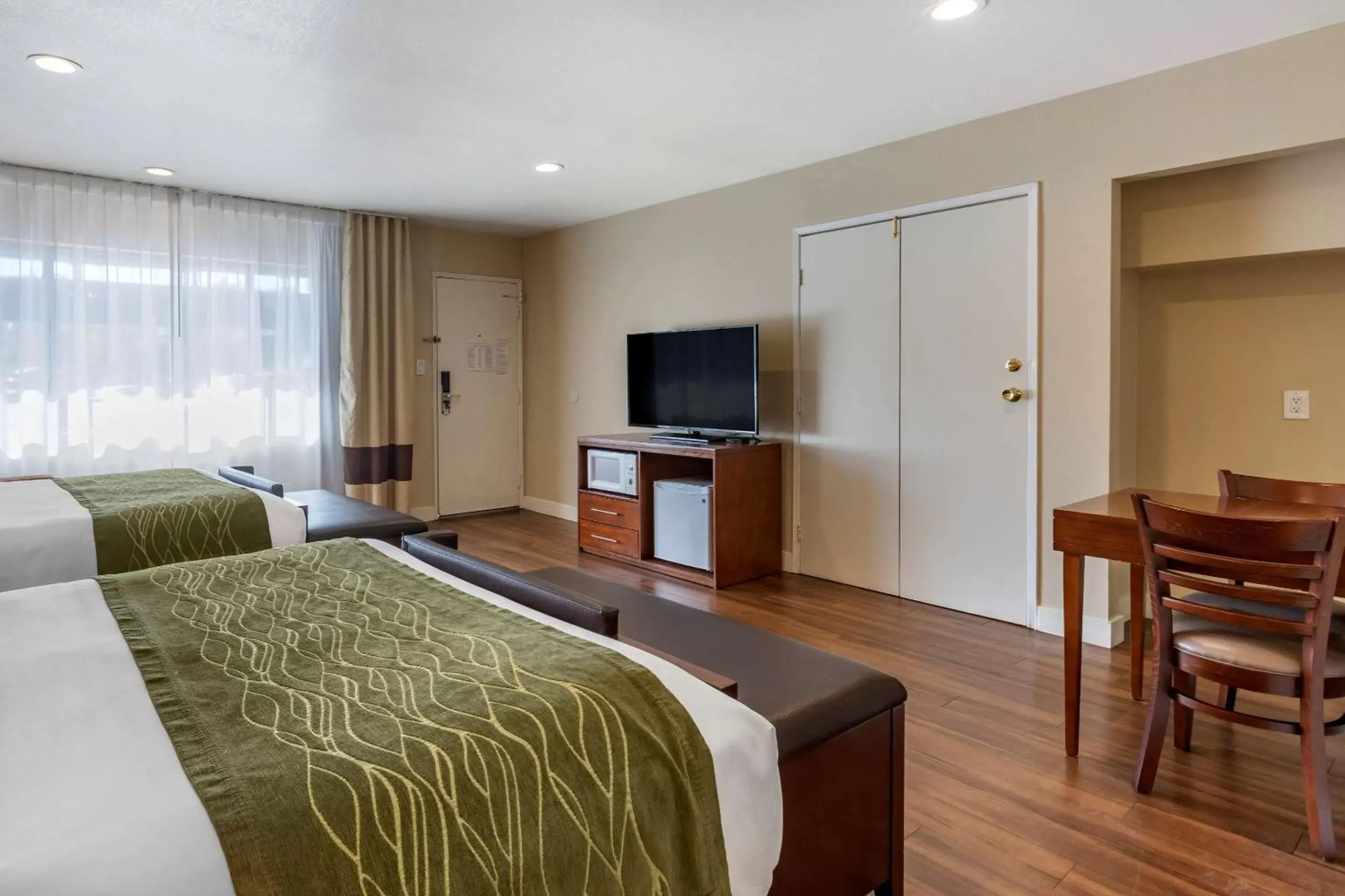 Photo of the whole room, Bed in Comfort Inn Bishop Photo of the whole room, Bed in Comfort Inn Bishop