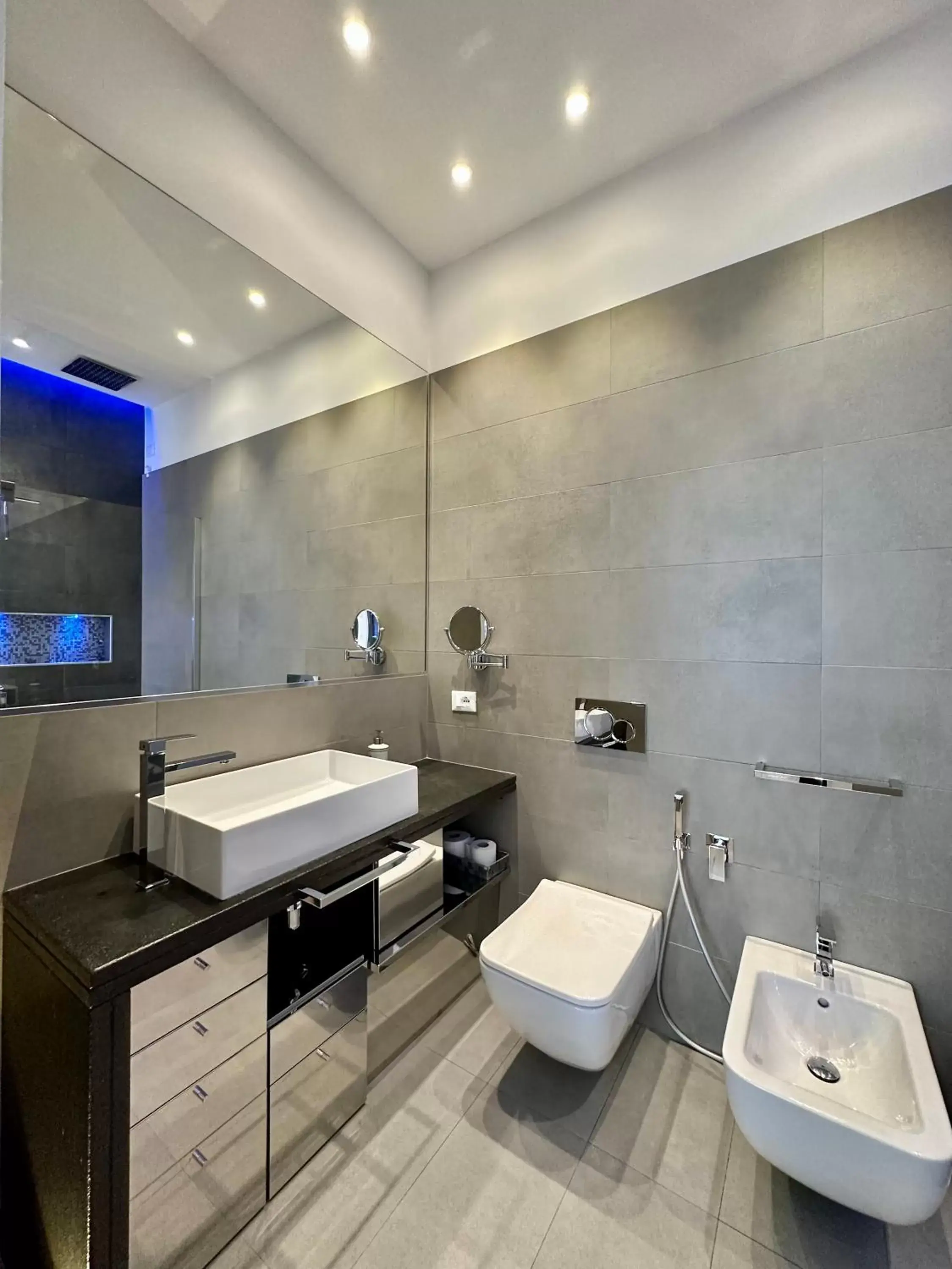 Bathroom in C&O' luxury suite