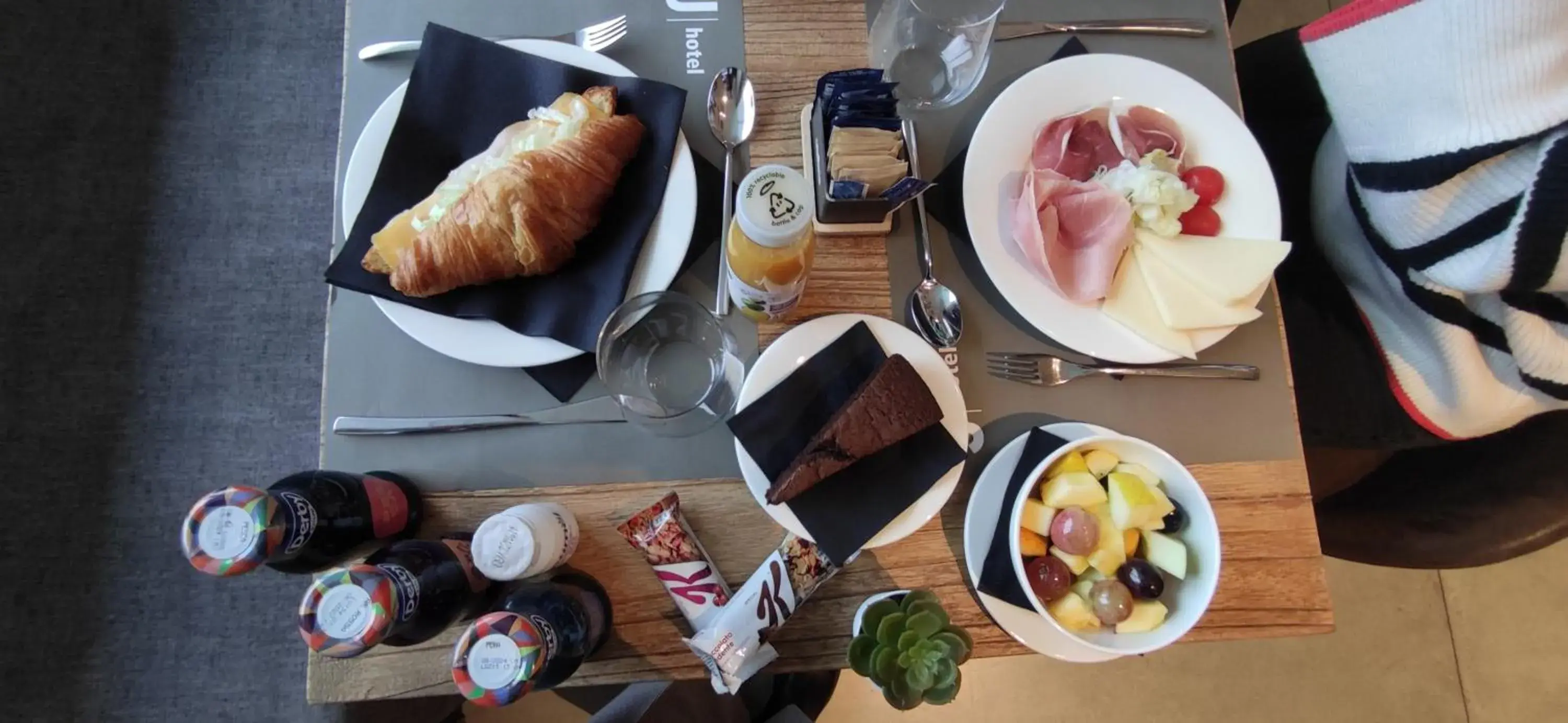 Breakfast in J Hotel Breakfast in J Hotel