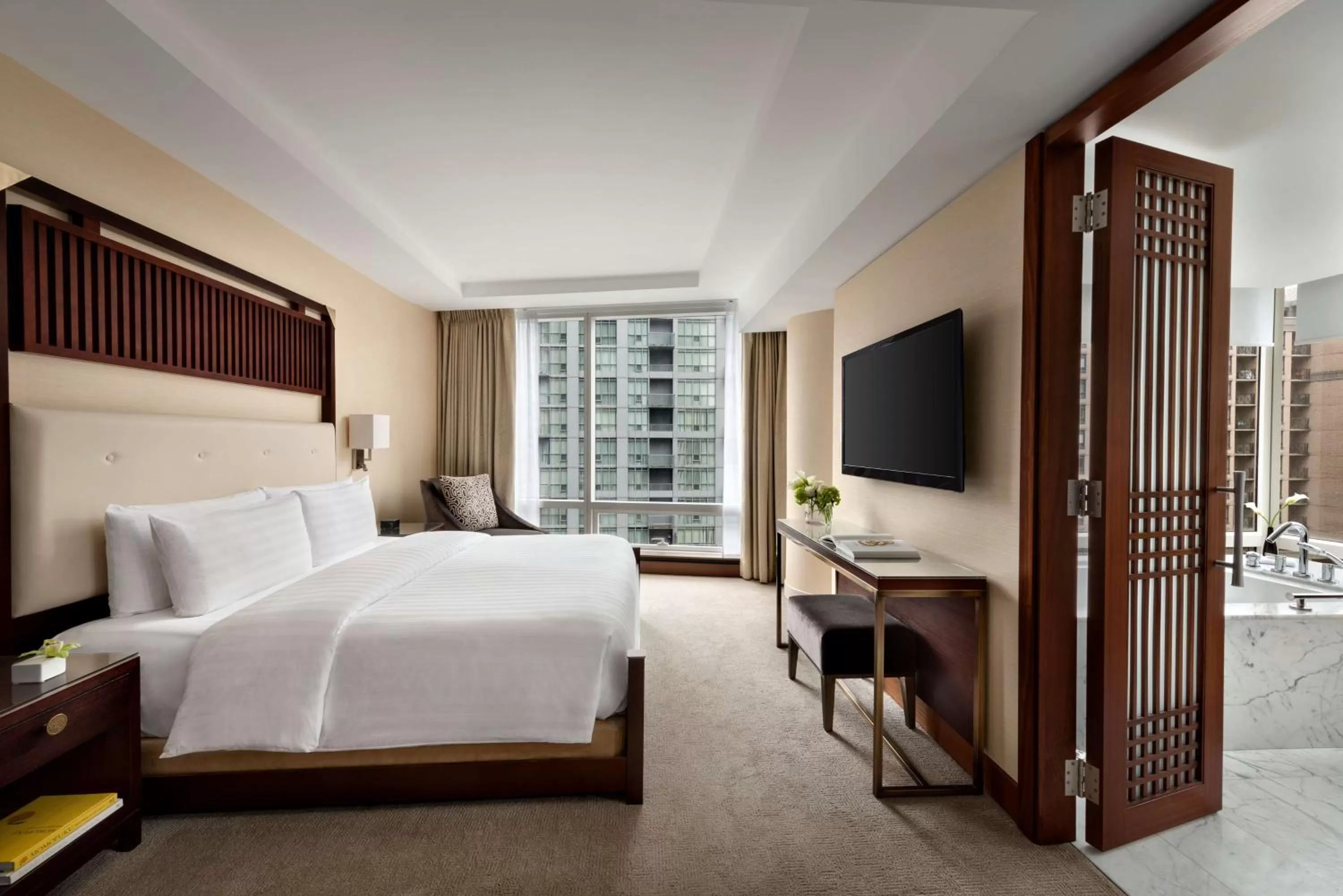 Photo of the whole room, Bed in Shangri-La Toronto