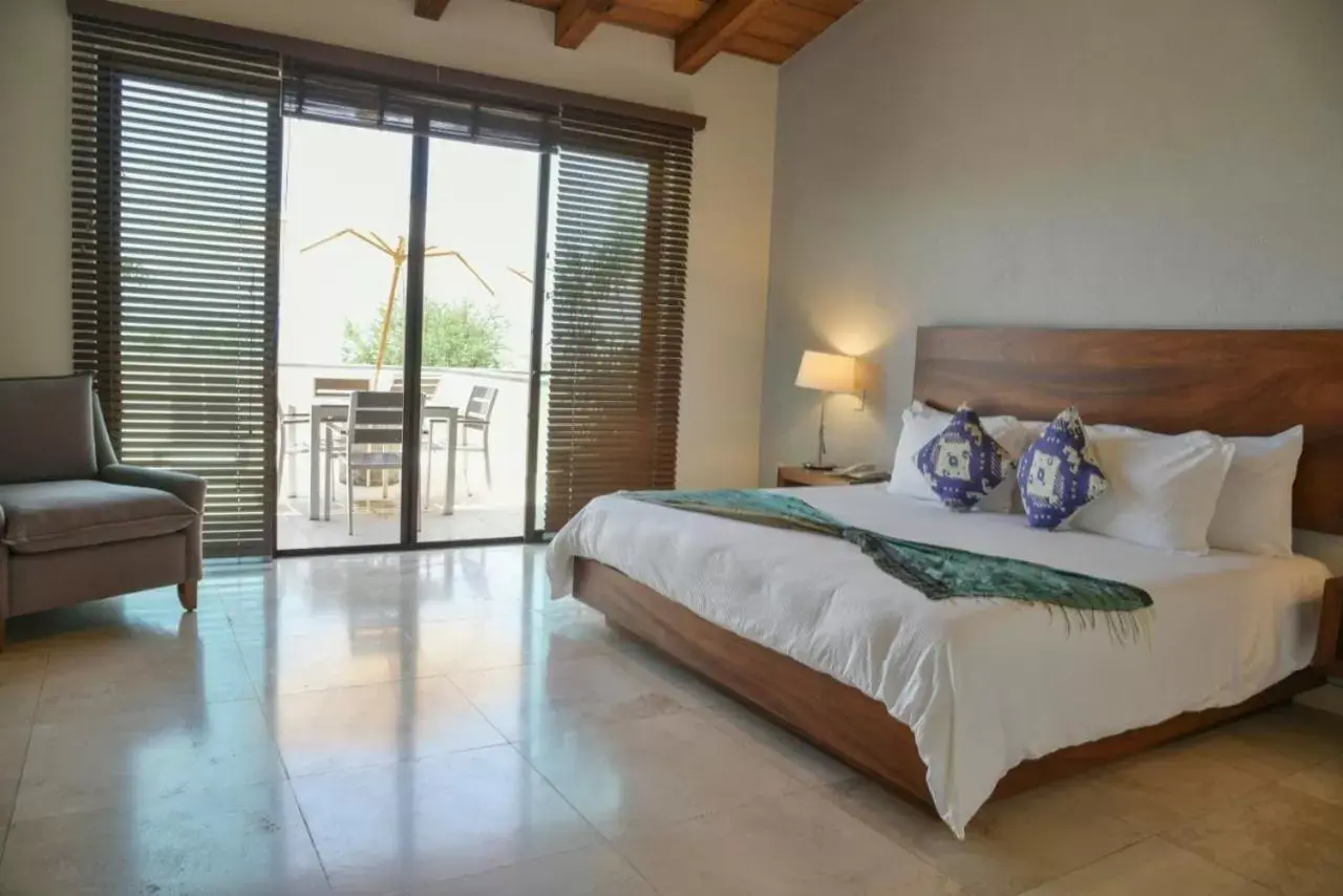 Photo of the whole room, Bed in La Reserva Chapala