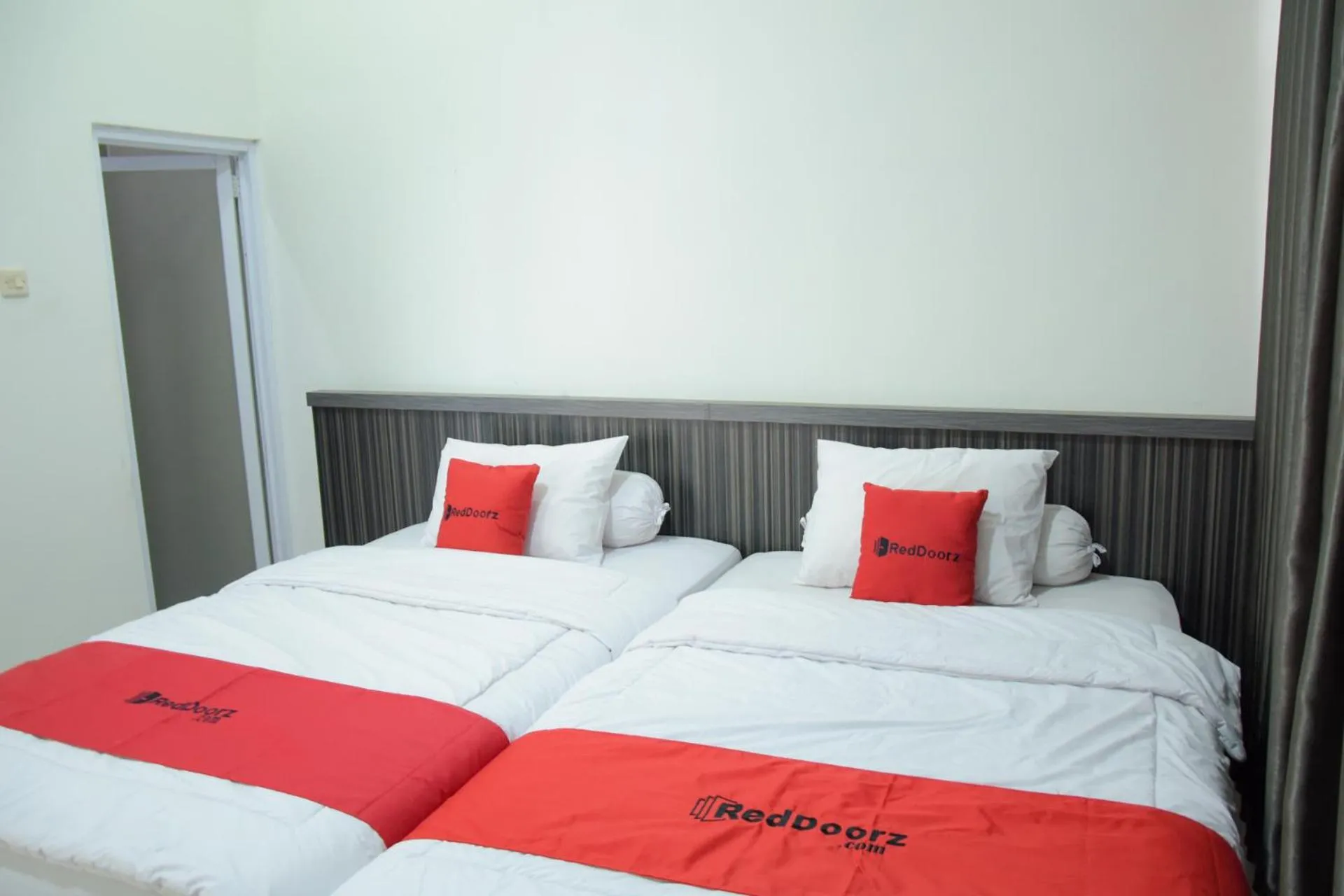 Bedroom, Bed in RedDoorz near GOR Satria Purwokerto