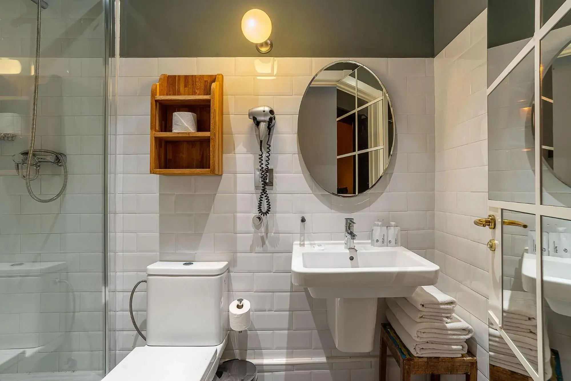 Bathroom in Casa Gracia Barcelona Hostel