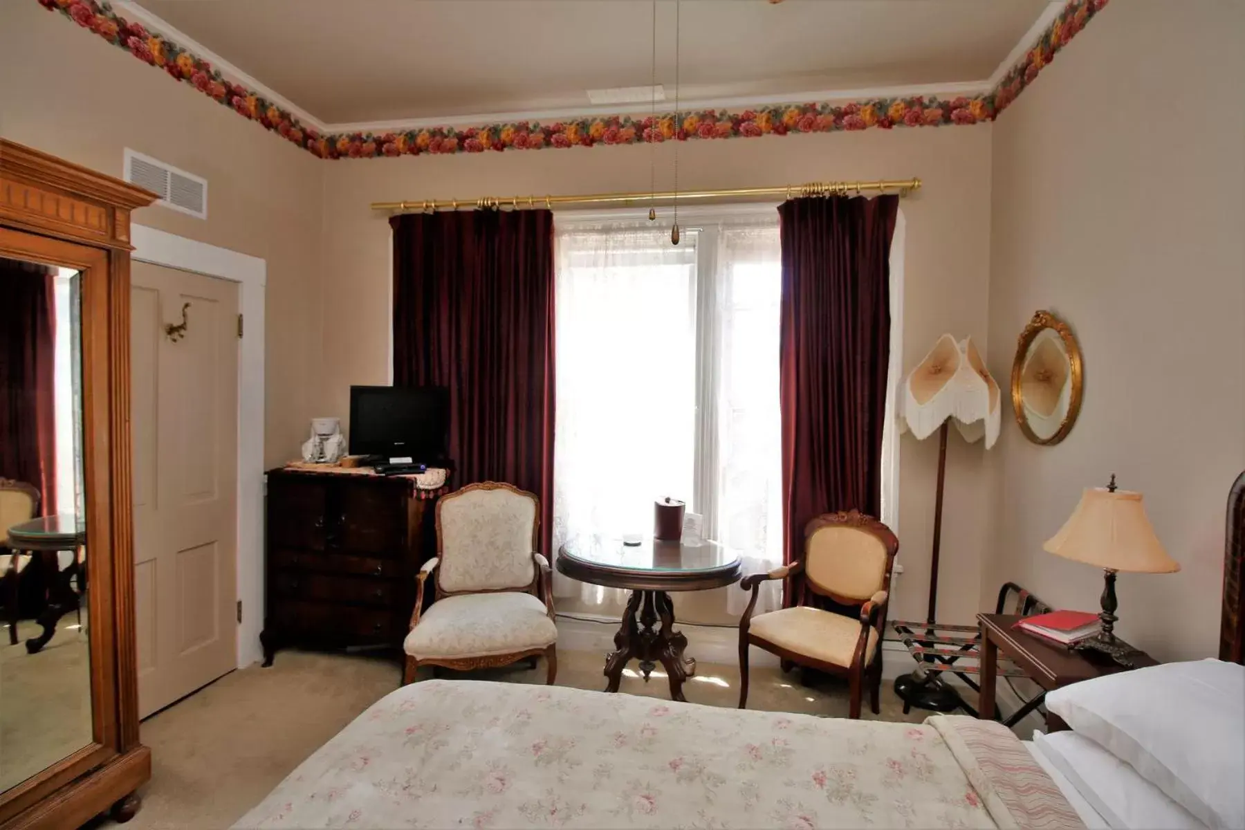 Seating Area in Bradford Place Inn (California)