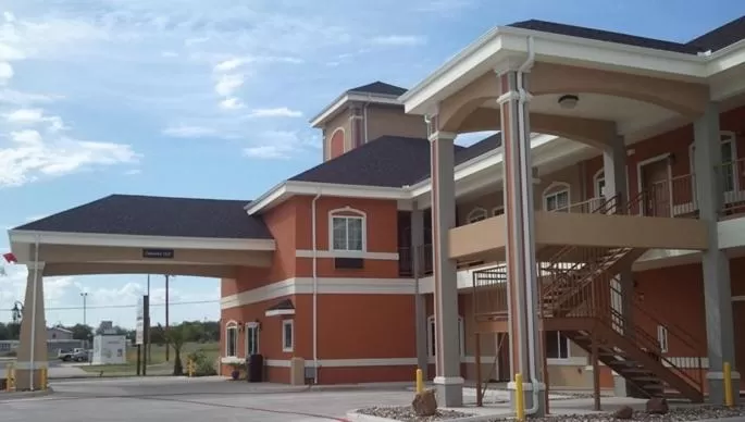 Property Building in Studio 6-Beeville, TX