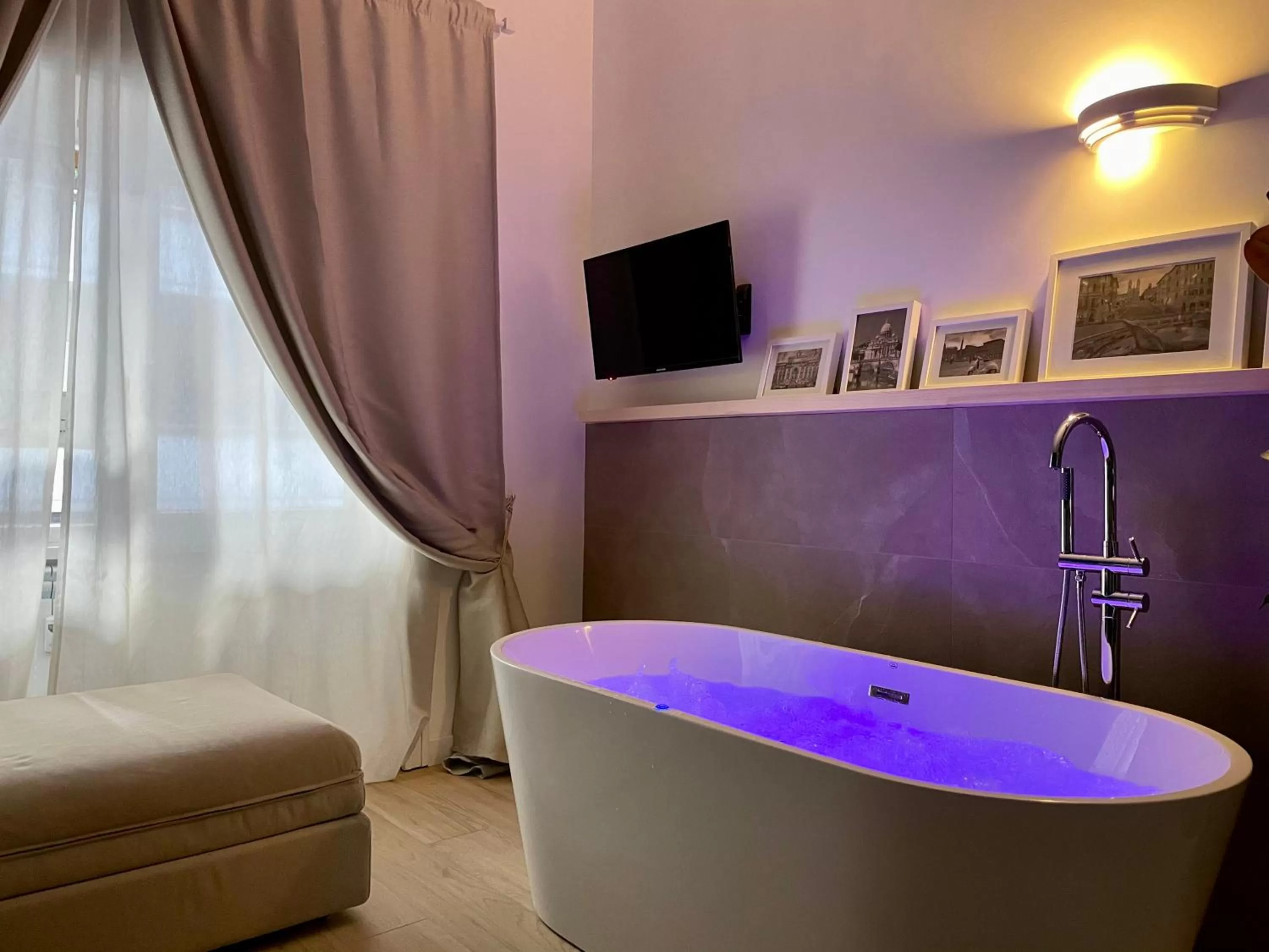 Bed in Le Coq Suites