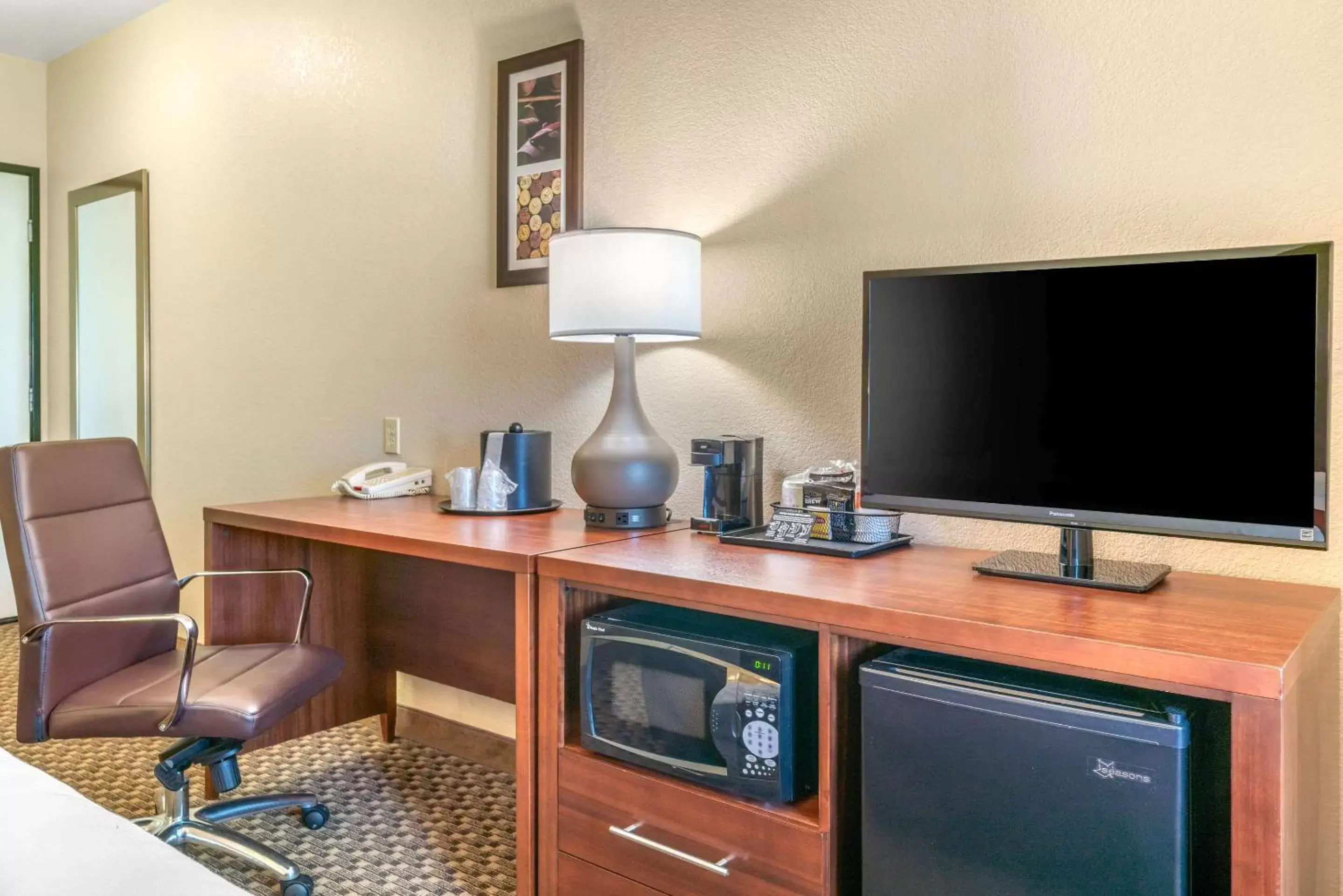 Photo of the whole room, TV/Entertainment Center in Comfort Inn & Suites Galt – Lodi North