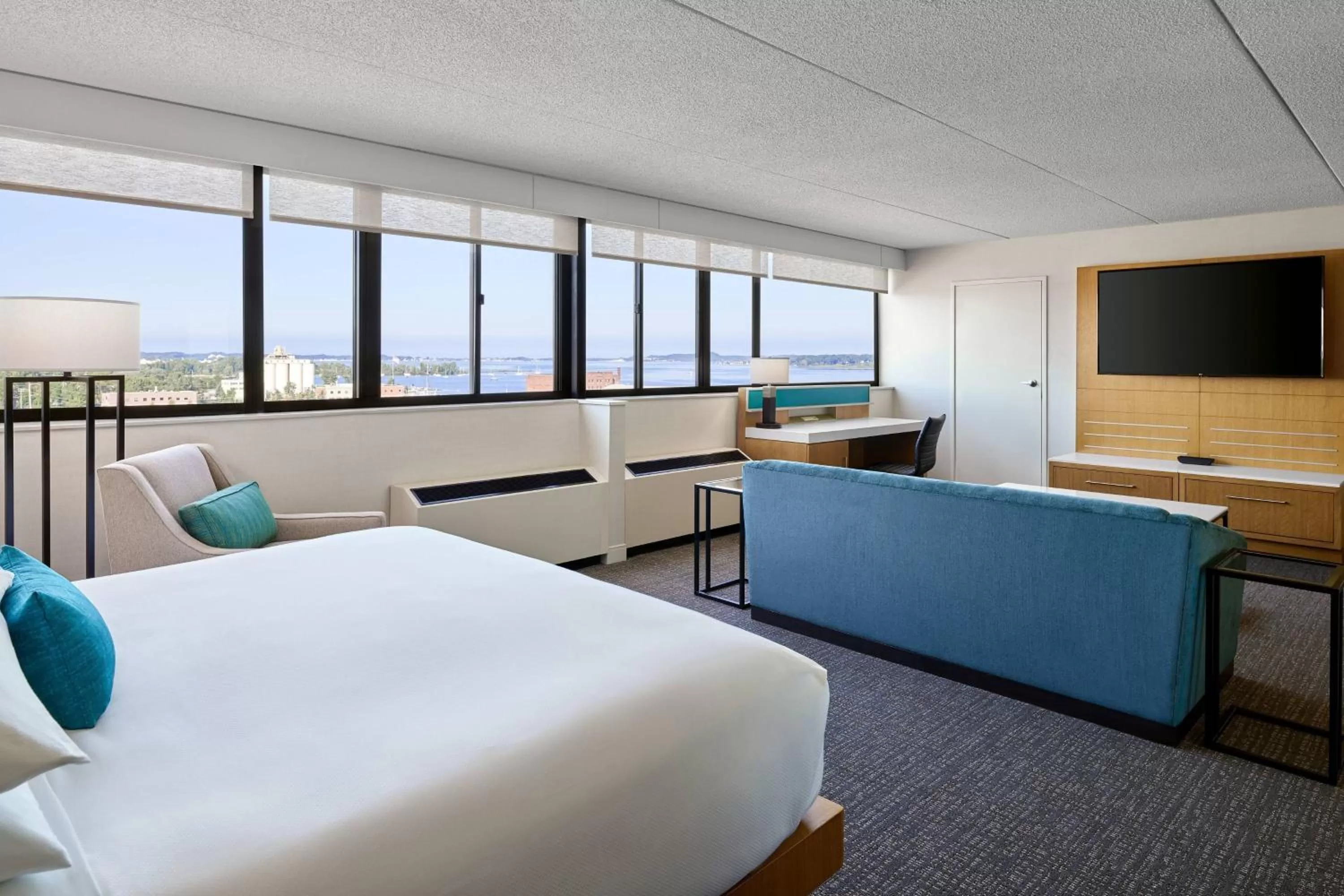 Photo of the whole room, Bed in Delta Hotels by Marriott Muskegon Convention Center