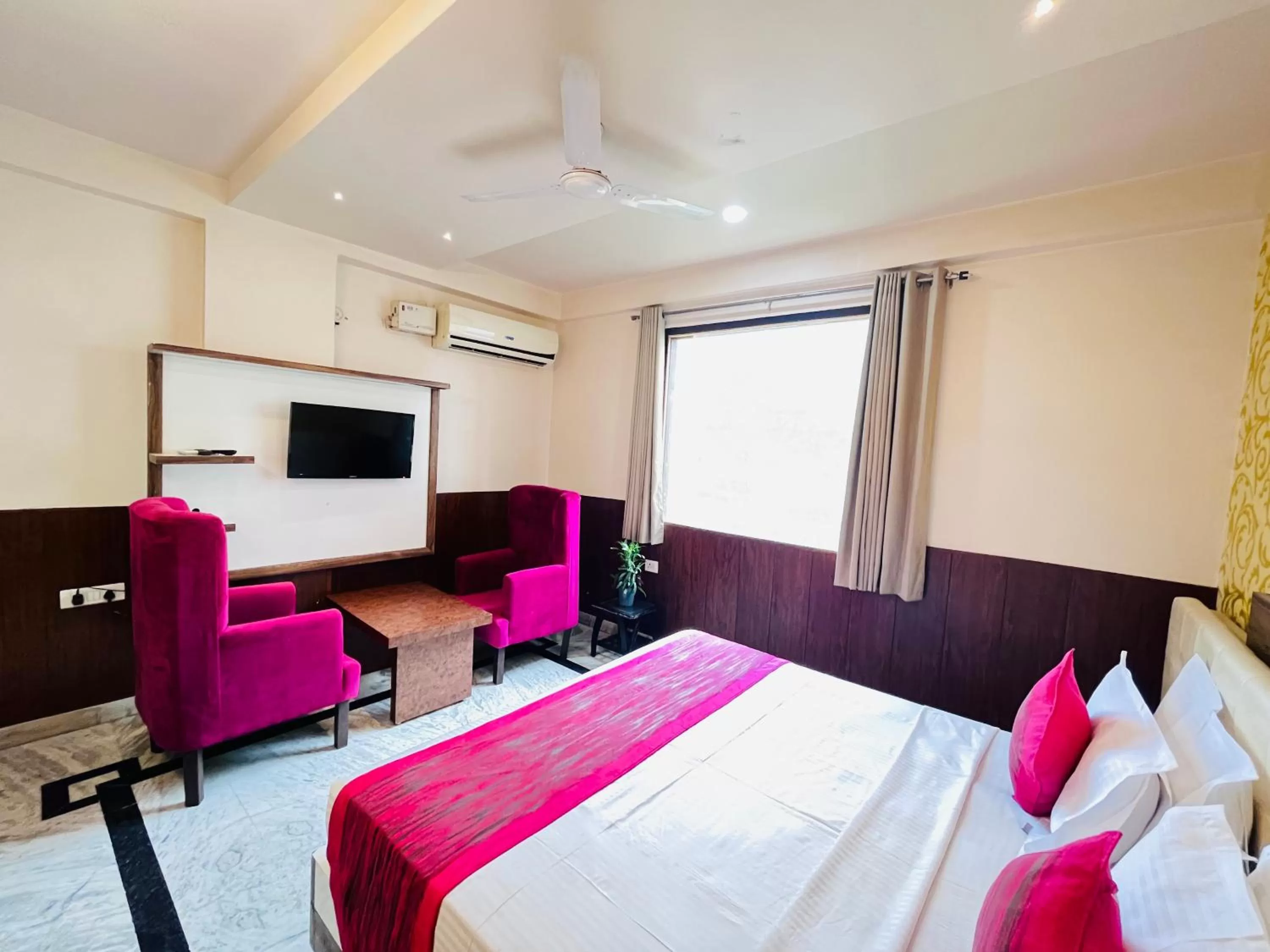 Bed in Hotel The Leaf - Gomti Nagar Lucknow