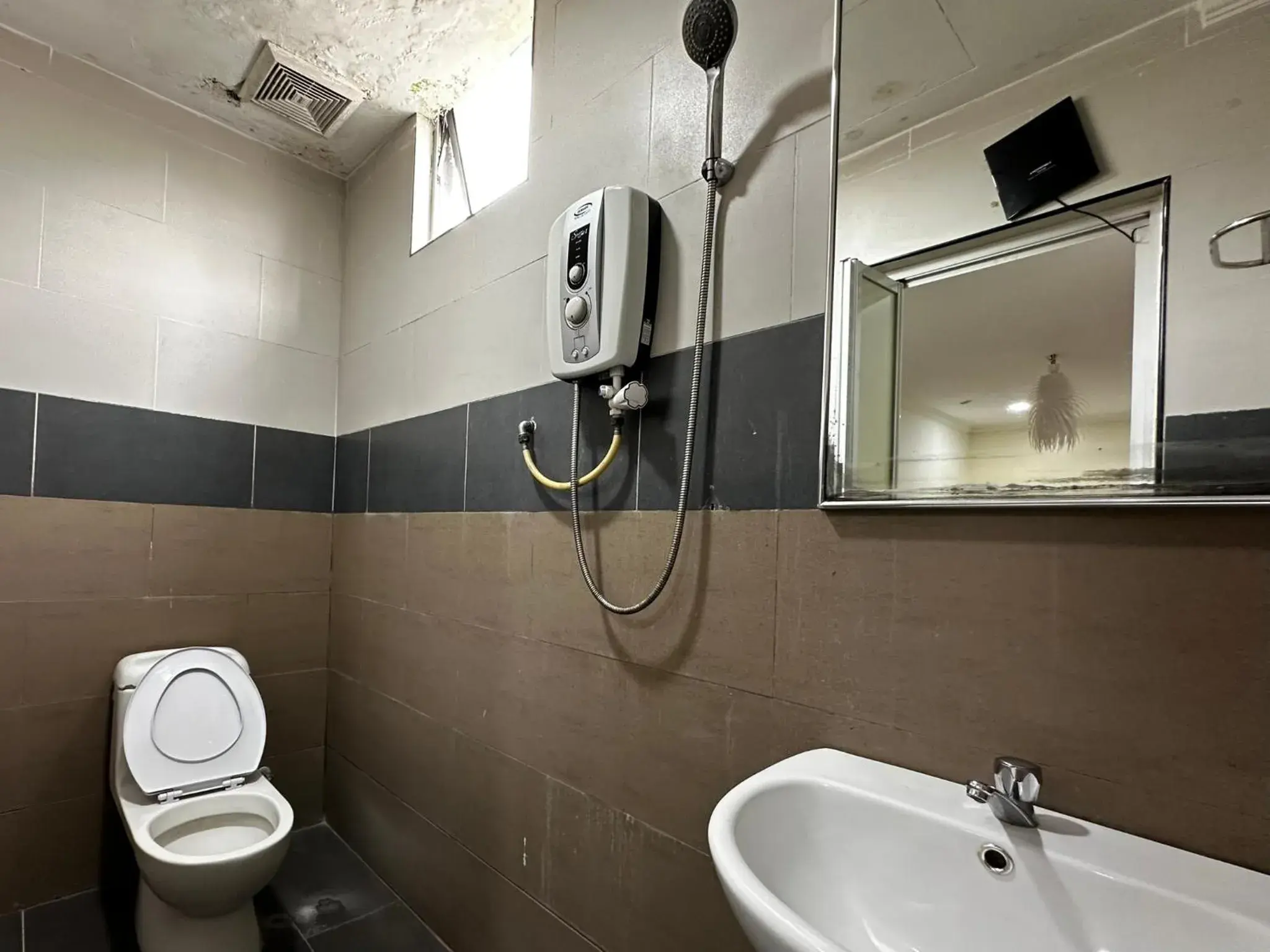 Shower, Bathroom in Hotel Pritty