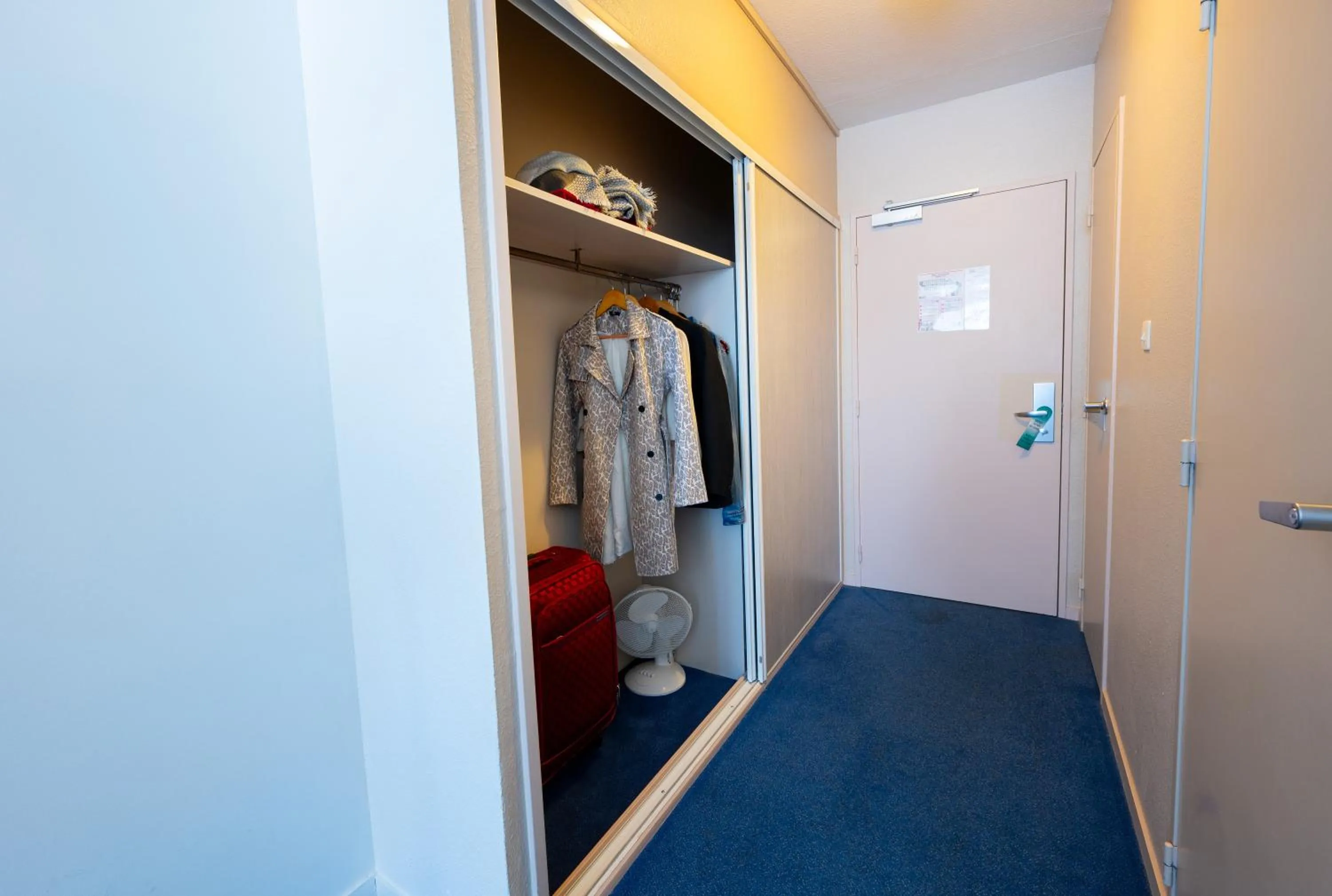 fireplace in Hôtel & Restaurant des Remparts