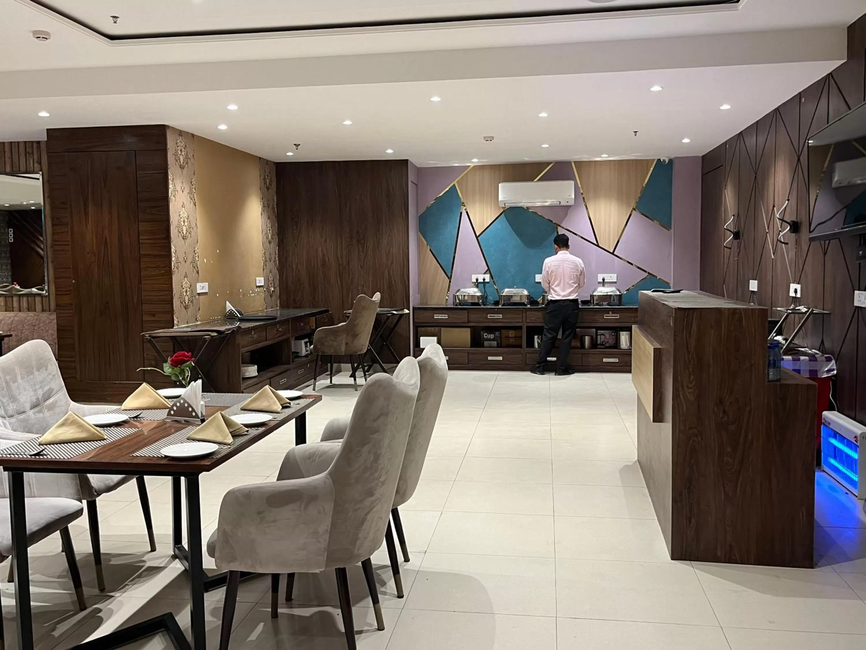 Restaurant/places to eat in RRV Hotel