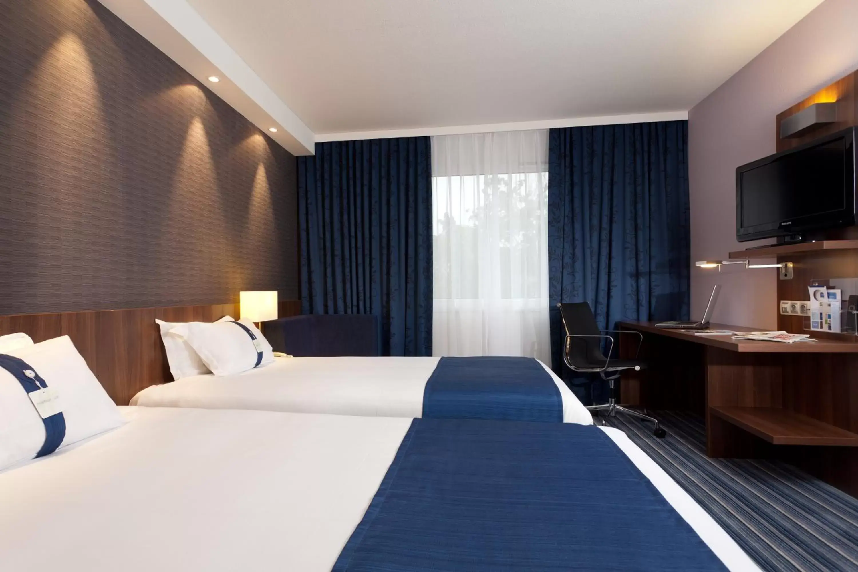 Photo of the whole room, Bed in Holiday Inn Express Strasbourg - Sud, an IHG Hotel