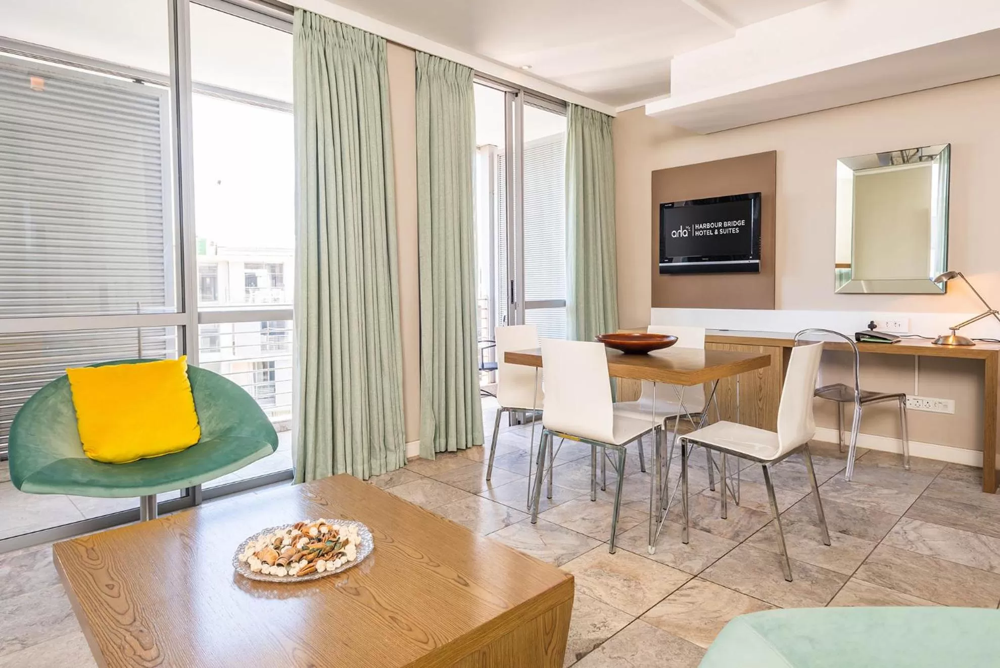 TV and multimedia in aha Harbour Bridge Hotel & Suites