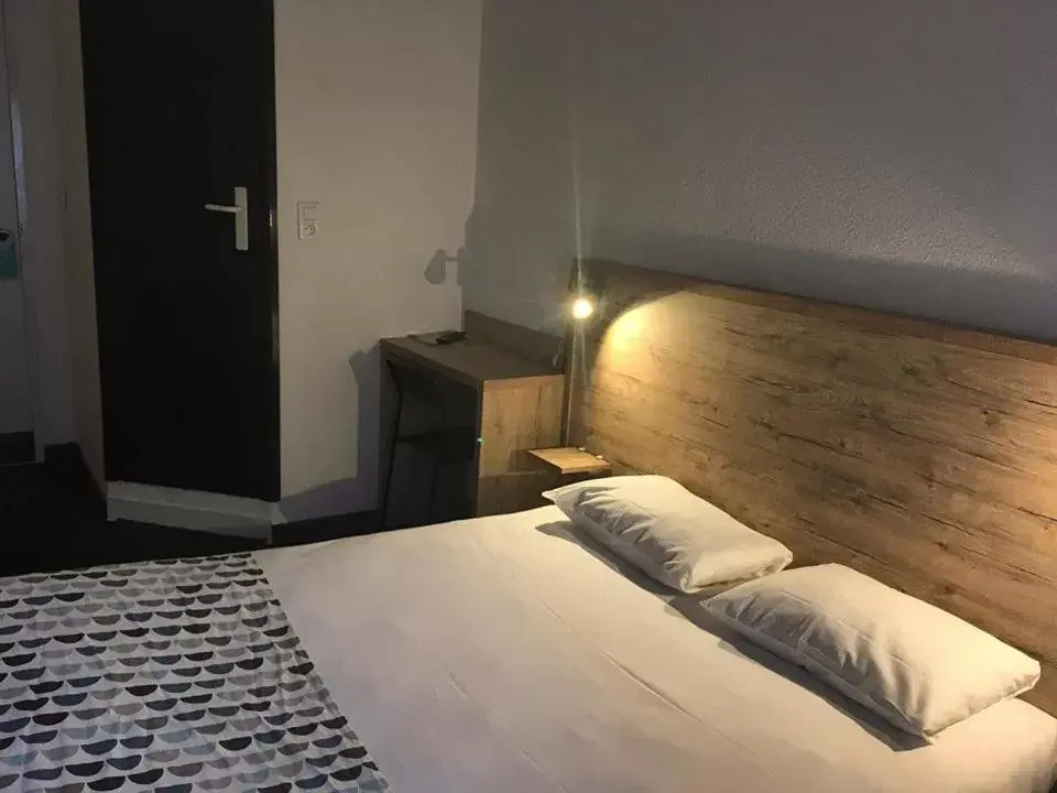Bedroom, Bed in my HOTEL Bordeaux