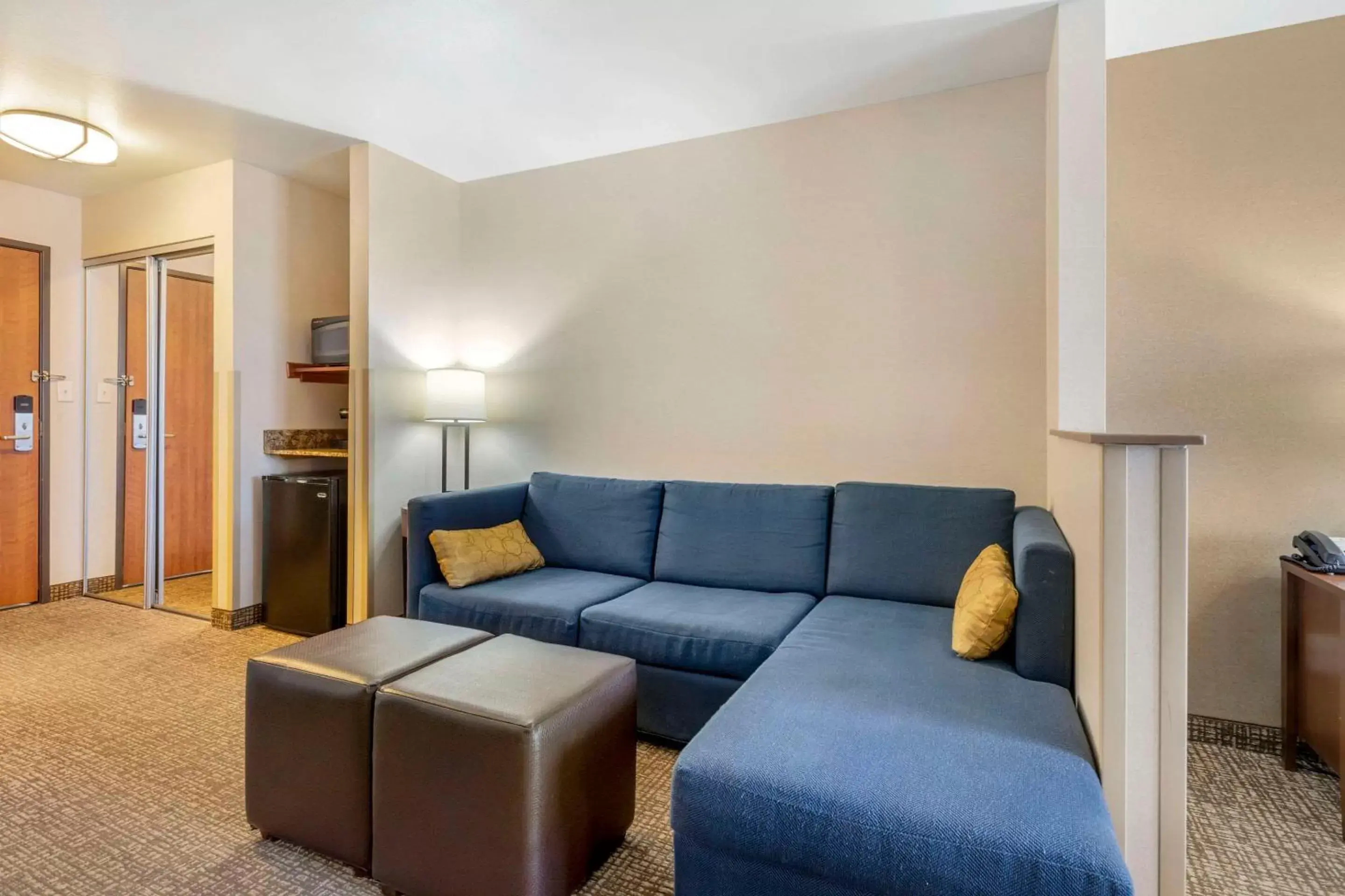 Bedroom, Seating Area in Comfort Inn & Suites Mitchell