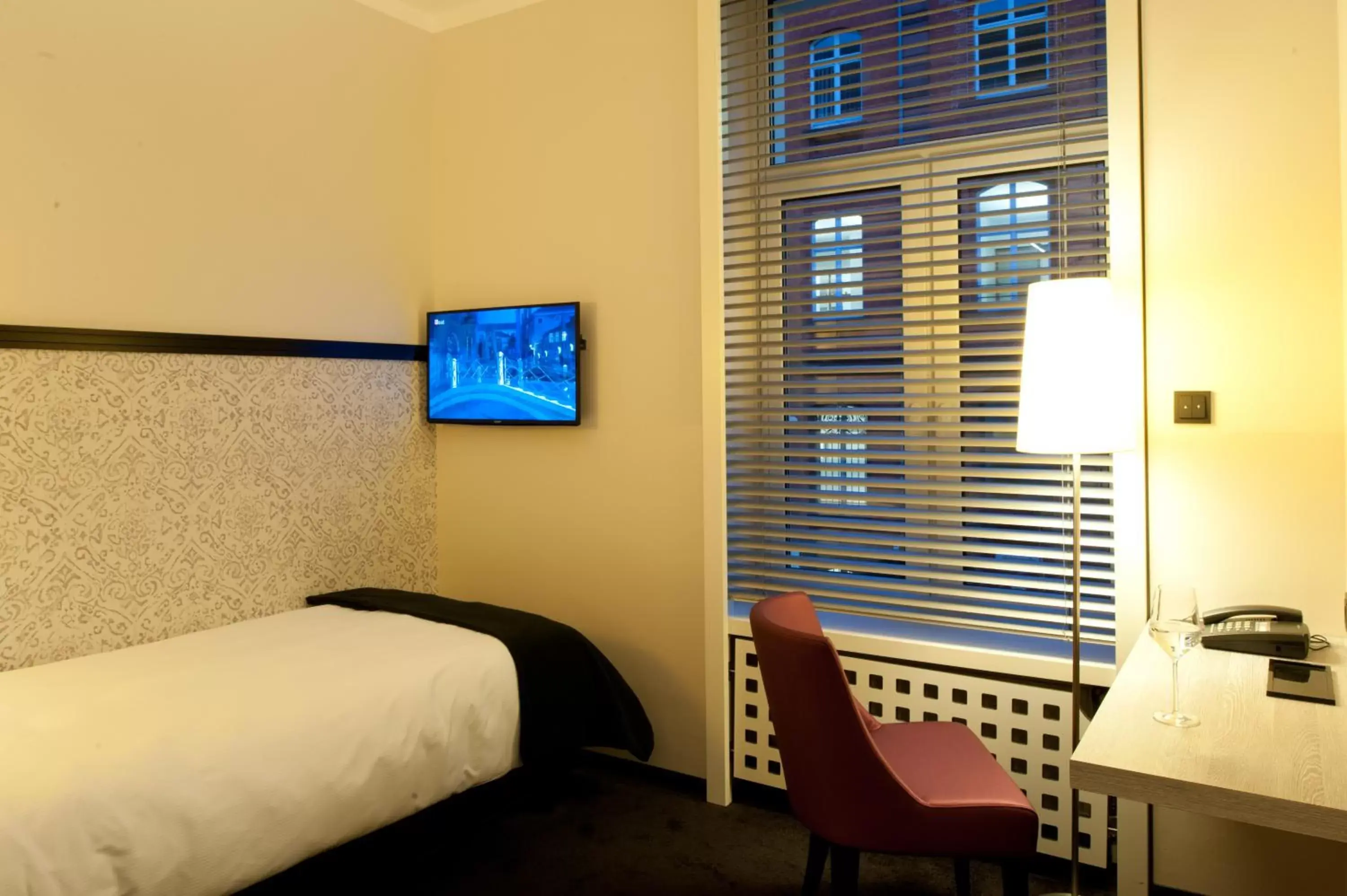 Day, Bed in Hotel Topas Frankfurt City