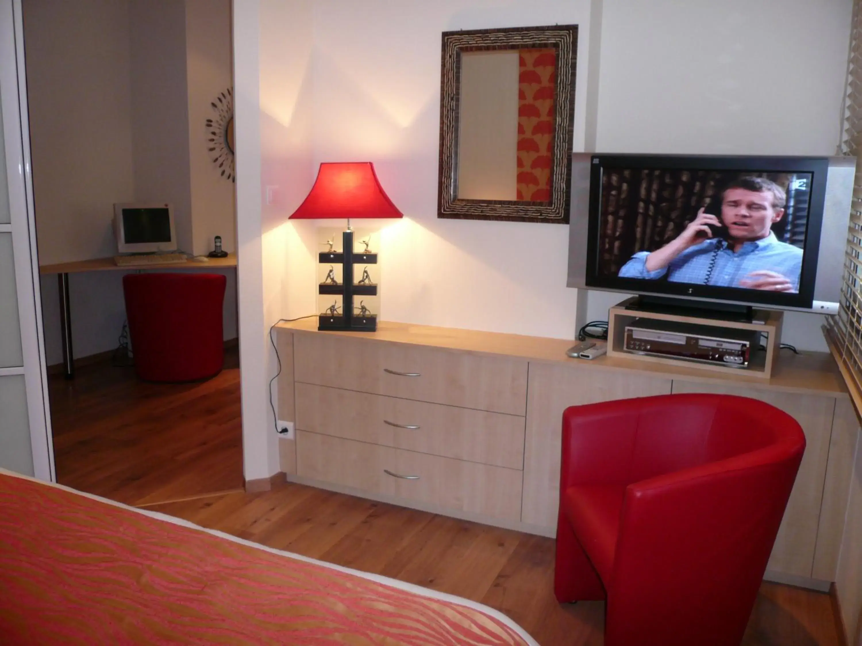 Photo of the whole room, TV/Entertainment Center in The Originals Boutique, Hotel Aquilon, Saint-Nazaire (Inter-Hotel)