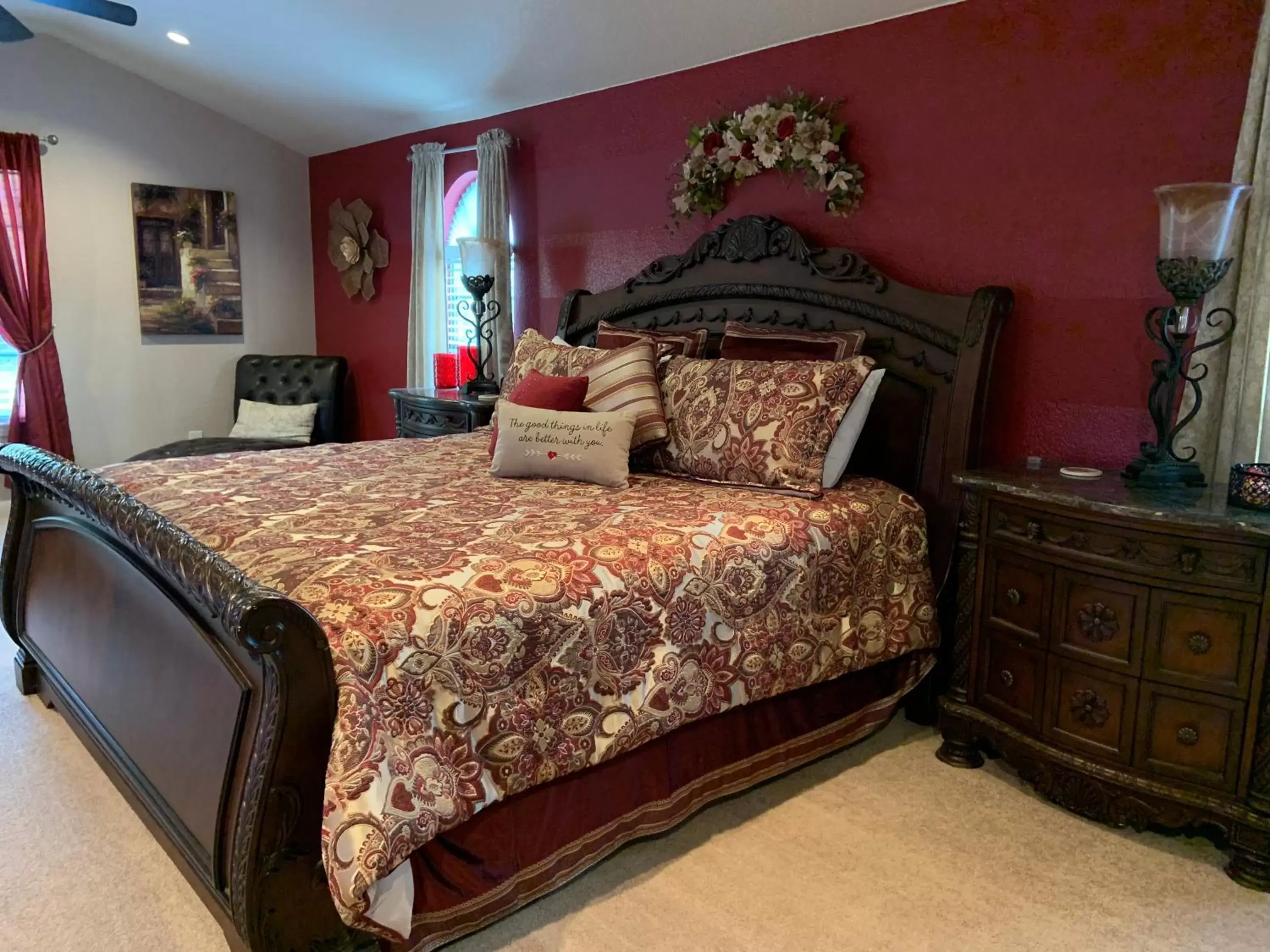 Deluxe King Room in Maple Creek Bed&Breakfast Deluxe King Room in Maple Creek Bed&Breakfast