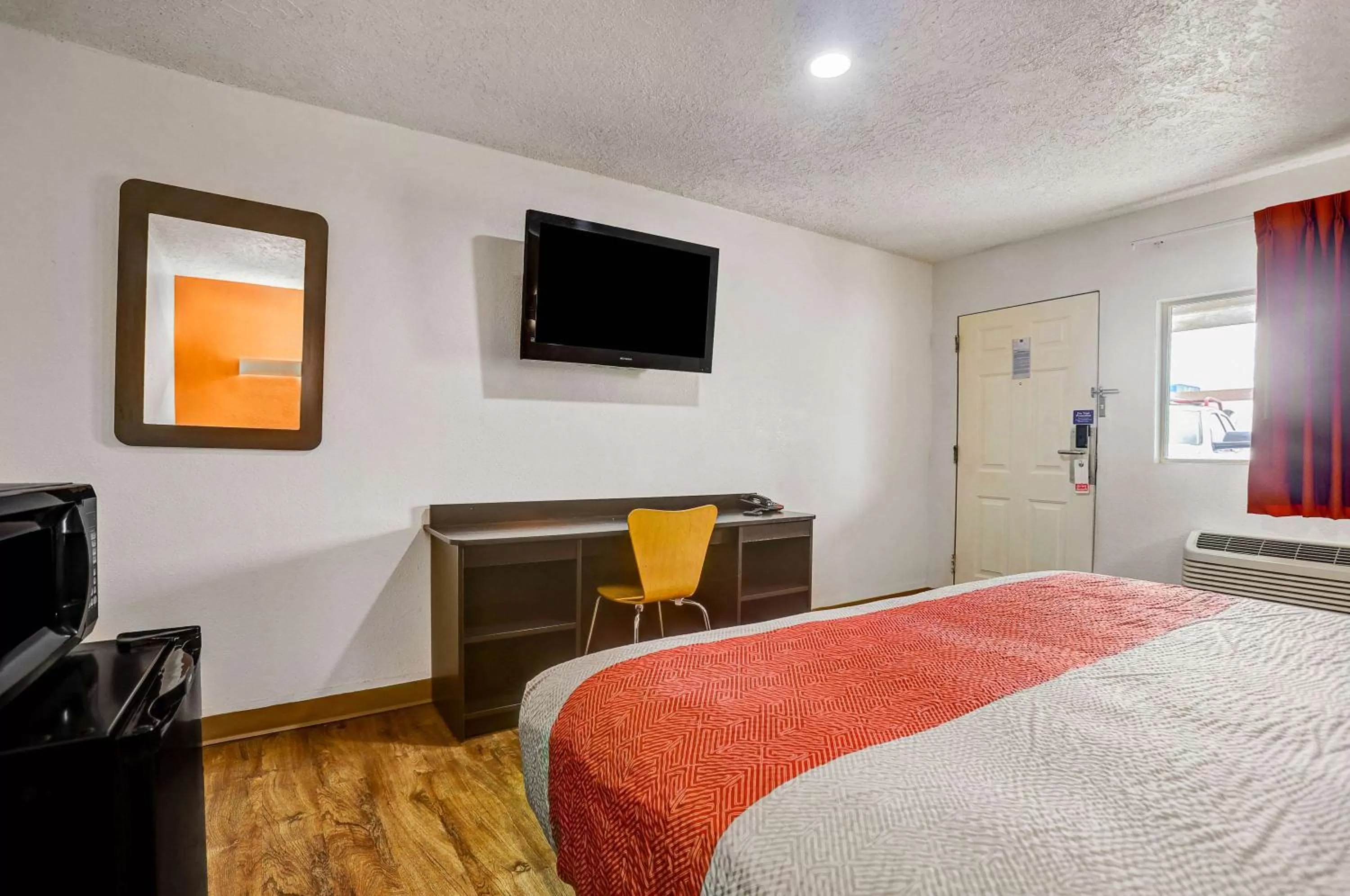 Bedroom, Bed in Motel 6-Clovis, NM