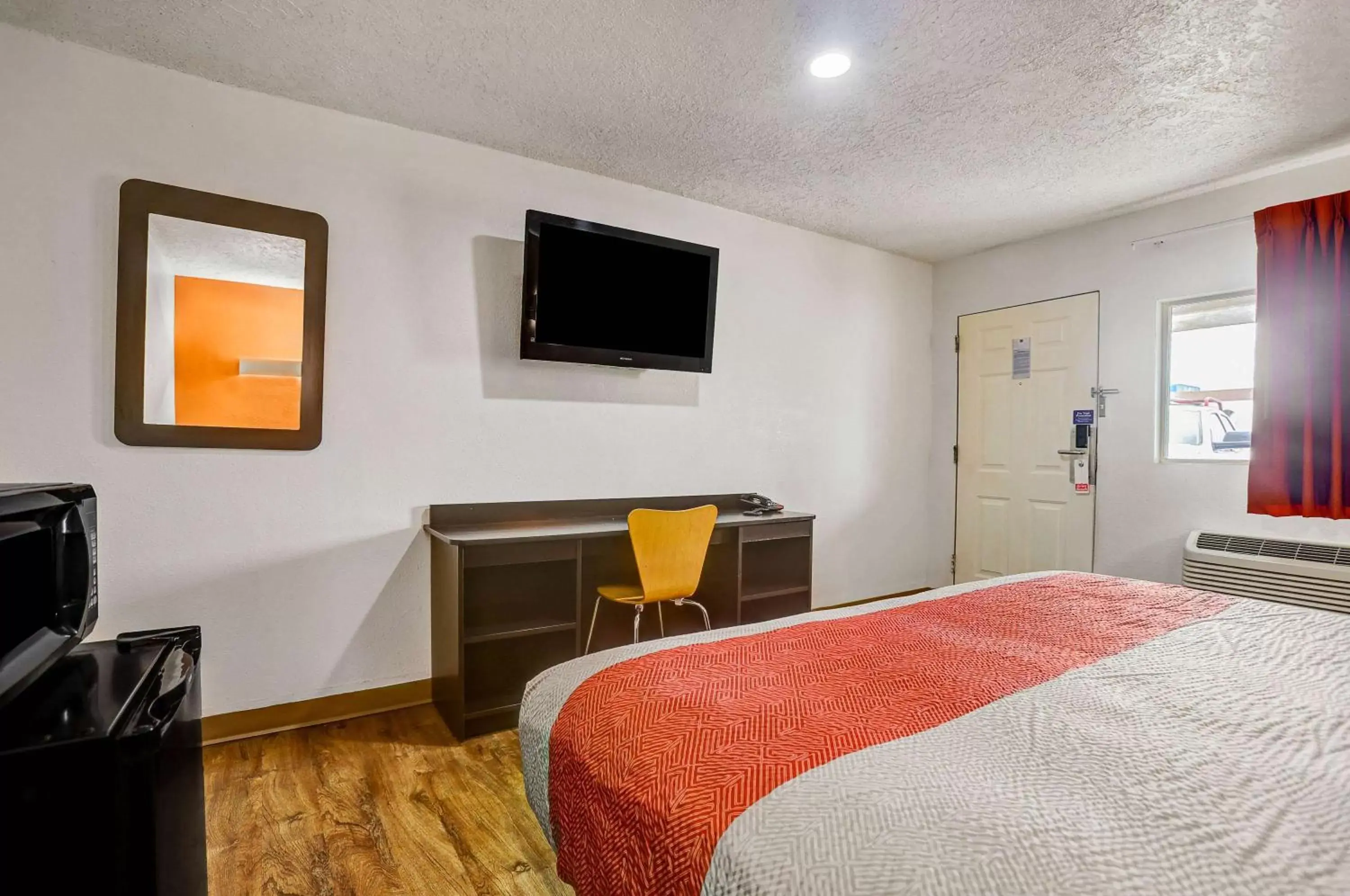 Bedroom, TV/Entertainment Center in Motel 6-Clovis, NM